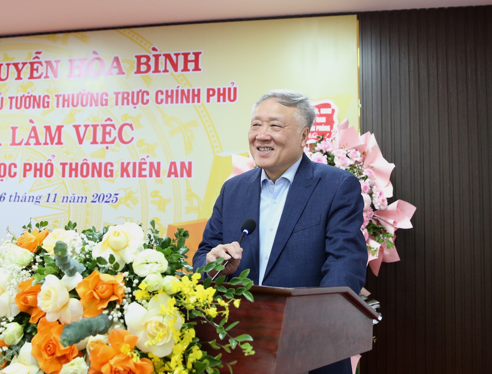 Phó Thủ tướng Thường trực Chính phủ Nguyễn Hòa Bình thăm Trường THPT Kiến An (Hải Phòng)- Ảnh 4. Phó Thủ tướng Thường trực Chính phủ Nguyễn Hòa Bình thăm Trường THPT Kiến An (Hải Phòng)- Ảnh 4.