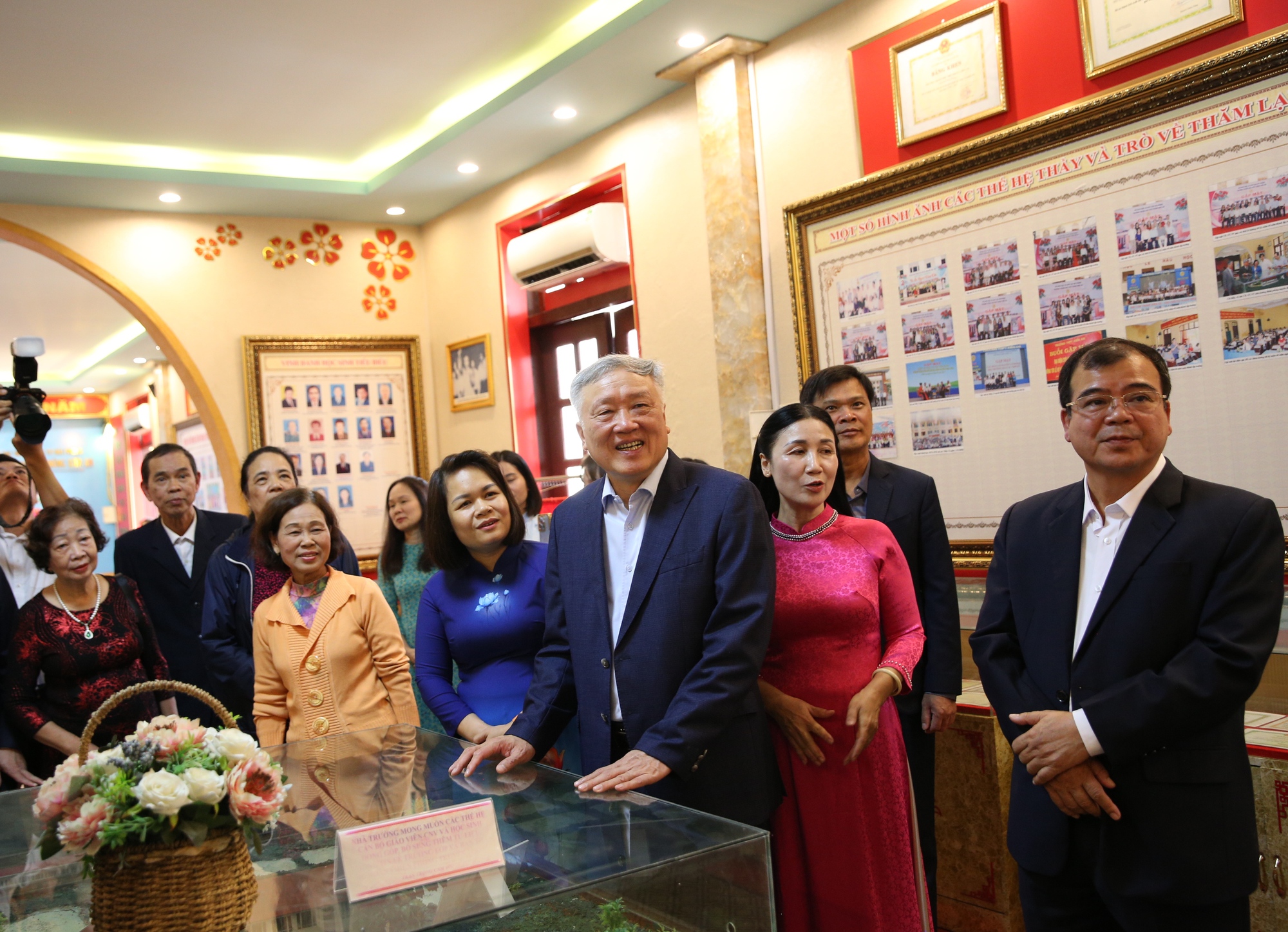 Phó Thủ tướng Thường trực Chính phủ Nguyễn Hòa Bình thăm Trường THPT Kiến An (Hải Phòng)- Ảnh 2. Phó Thủ tướng Thường trực Chính phủ Nguyễn Hòa Bình thăm Trường THPT Kiến An (Hải Phòng)- Ảnh 2.