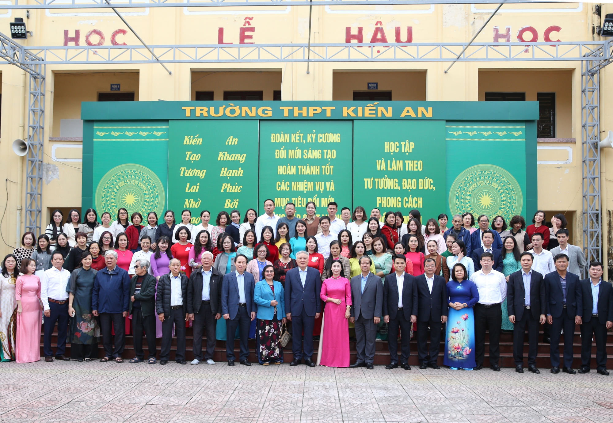 Phó Thủ tướng Thường trực Chính phủ Nguyễn Hòa Bình thăm Trường THPT Kiến An (Hải Phòng)- Ảnh 7. Phó Thủ tướng Thường trực Chính phủ Nguyễn Hòa Bình thăm Trường THPT Kiến An (Hải Phòng)- Ảnh 7.