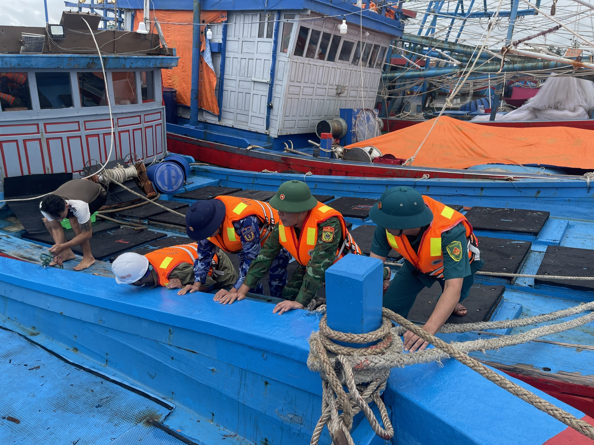 Chùm ảnh: Lực lượng vũ trang hỗ trợ các địa bàn trọng điểm ứng phó bão số 13- Ảnh 10. Chùm ảnh: Lực lượng vũ trang hỗ trợ các địa bàn trọng điểm ứng phó bão số 13- Ảnh 10.