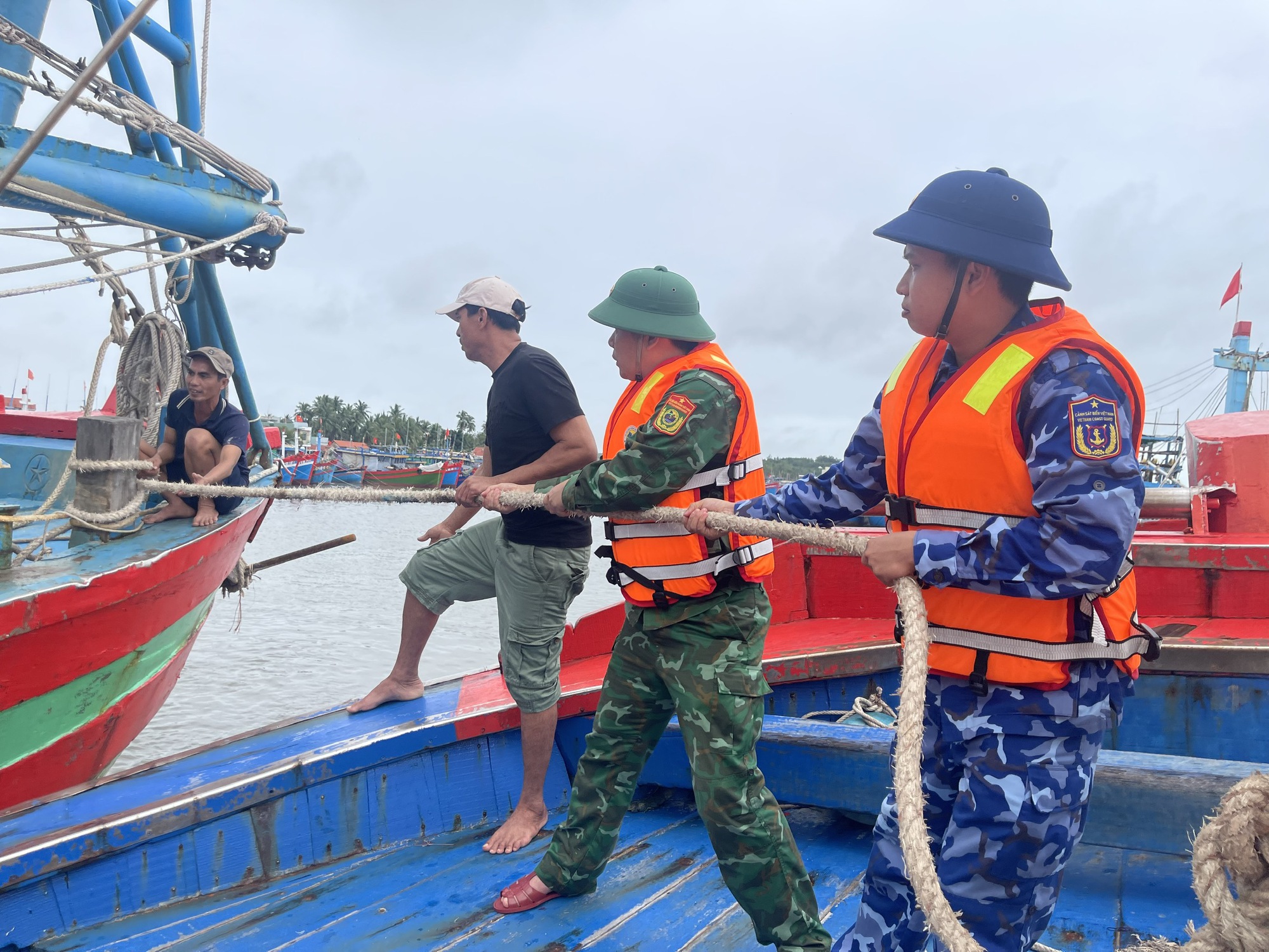 Chùm ảnh: Lực lượng vũ trang hỗ trợ các địa bàn trọng điểm ứng phó bão số 13- Ảnh 11. Chùm ảnh: Lực lượng vũ trang hỗ trợ các địa bàn trọng điểm ứng phó bão số 13- Ảnh 11.