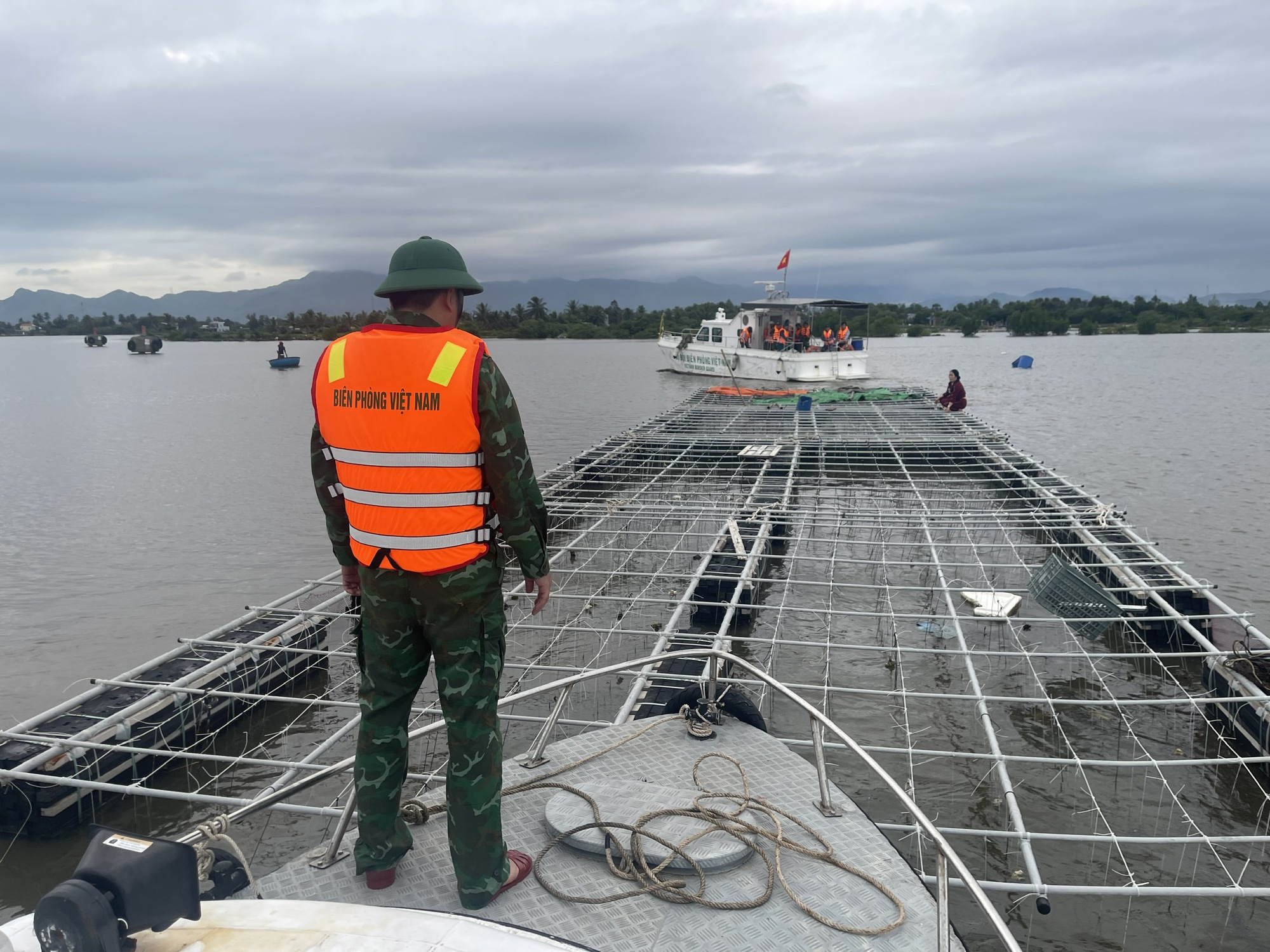 Chùm ảnh: Lực lượng vũ trang hỗ trợ các địa bàn trọng điểm ứng phó bão số 13- Ảnh 12. Chùm ảnh: Lực lượng vũ trang hỗ trợ các địa bàn trọng điểm ứng phó bão số 13- Ảnh 12.