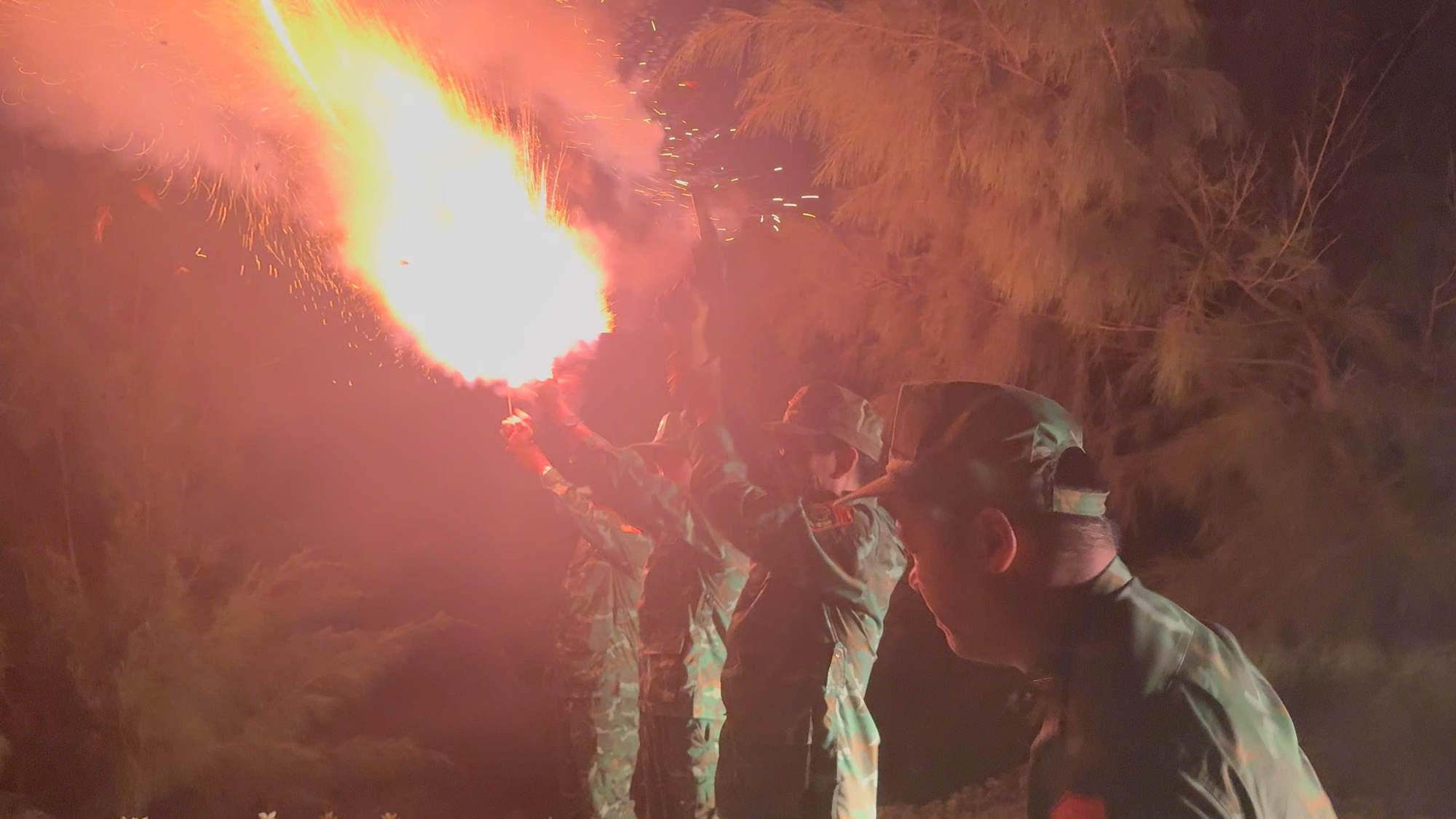 Chùm ảnh: Lực lượng vũ trang hỗ trợ các địa bàn trọng điểm ứng phó bão số 13- Ảnh 19. Chùm ảnh: Lực lượng vũ trang hỗ trợ các địa bàn trọng điểm ứng phó bão số 13- Ảnh 19.