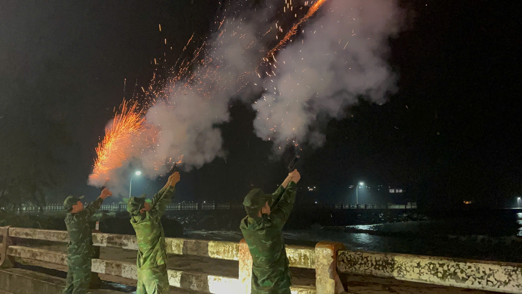 Chùm ảnh: Lực lượng vũ trang hỗ trợ các địa bàn trọng điểm ứng phó bão số 13- Ảnh 20. Chùm ảnh: Lực lượng vũ trang hỗ trợ các địa bàn trọng điểm ứng phó bão số 13- Ảnh 20.
