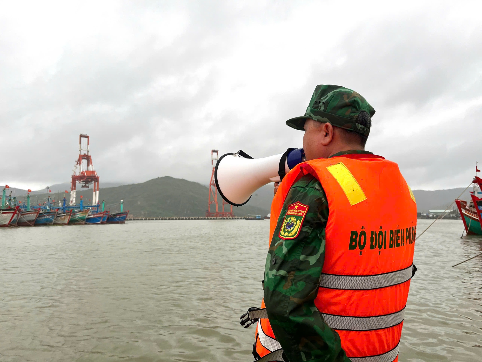 Chùm ảnh: Lực lượng vũ trang hỗ trợ các địa bàn trọng điểm ứng phó bão số 13- Ảnh 3. Chùm ảnh: Lực lượng vũ trang hỗ trợ các địa bàn trọng điểm ứng phó bão số 13- Ảnh 3.