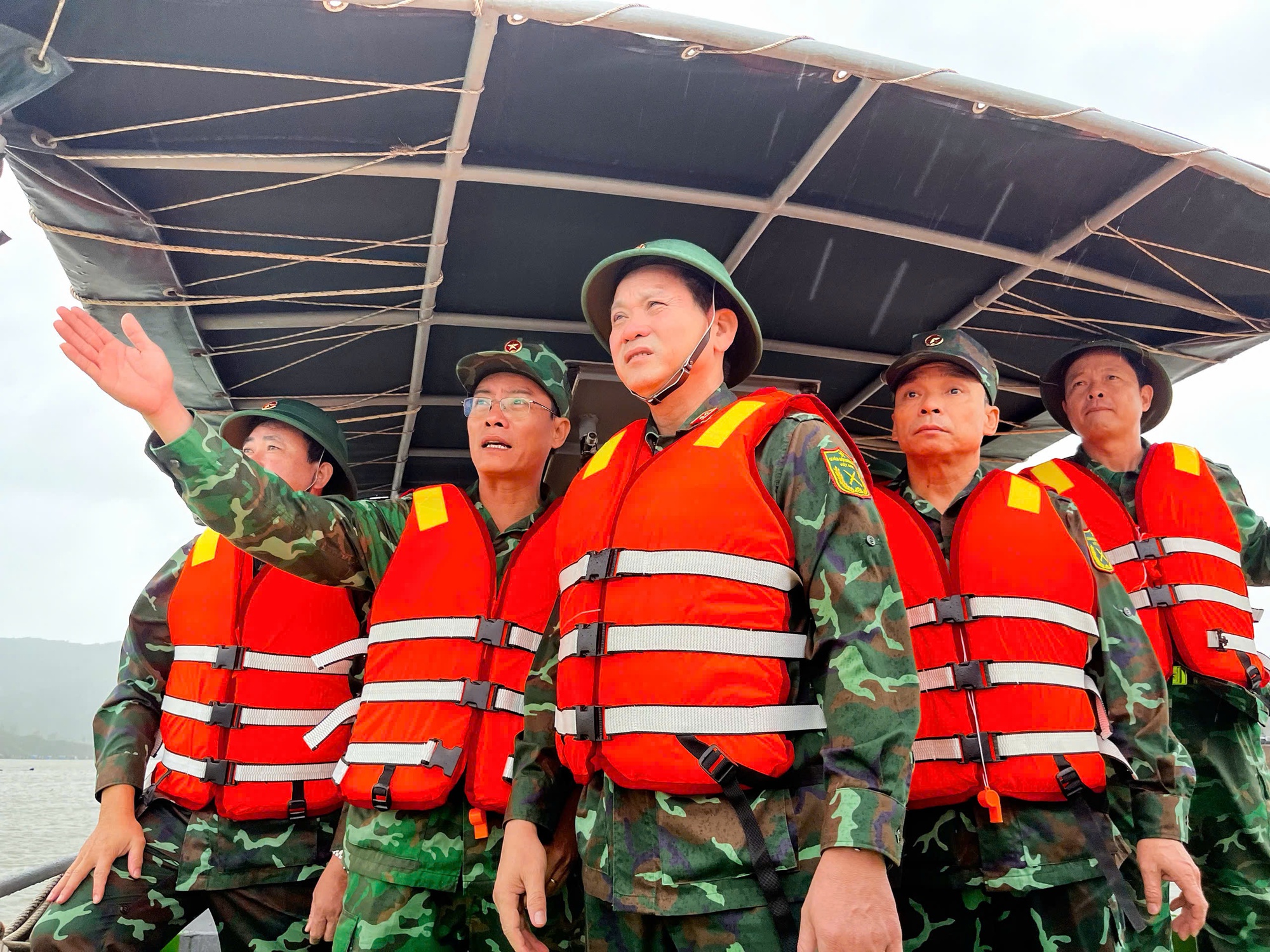 Chùm ảnh: Lực lượng vũ trang hỗ trợ các địa bàn trọng điểm ứng phó bão số 13- Ảnh 1. Chùm ảnh: Lực lượng vũ trang hỗ trợ các địa bàn trọng điểm ứng phó bão số 13- Ảnh 1.