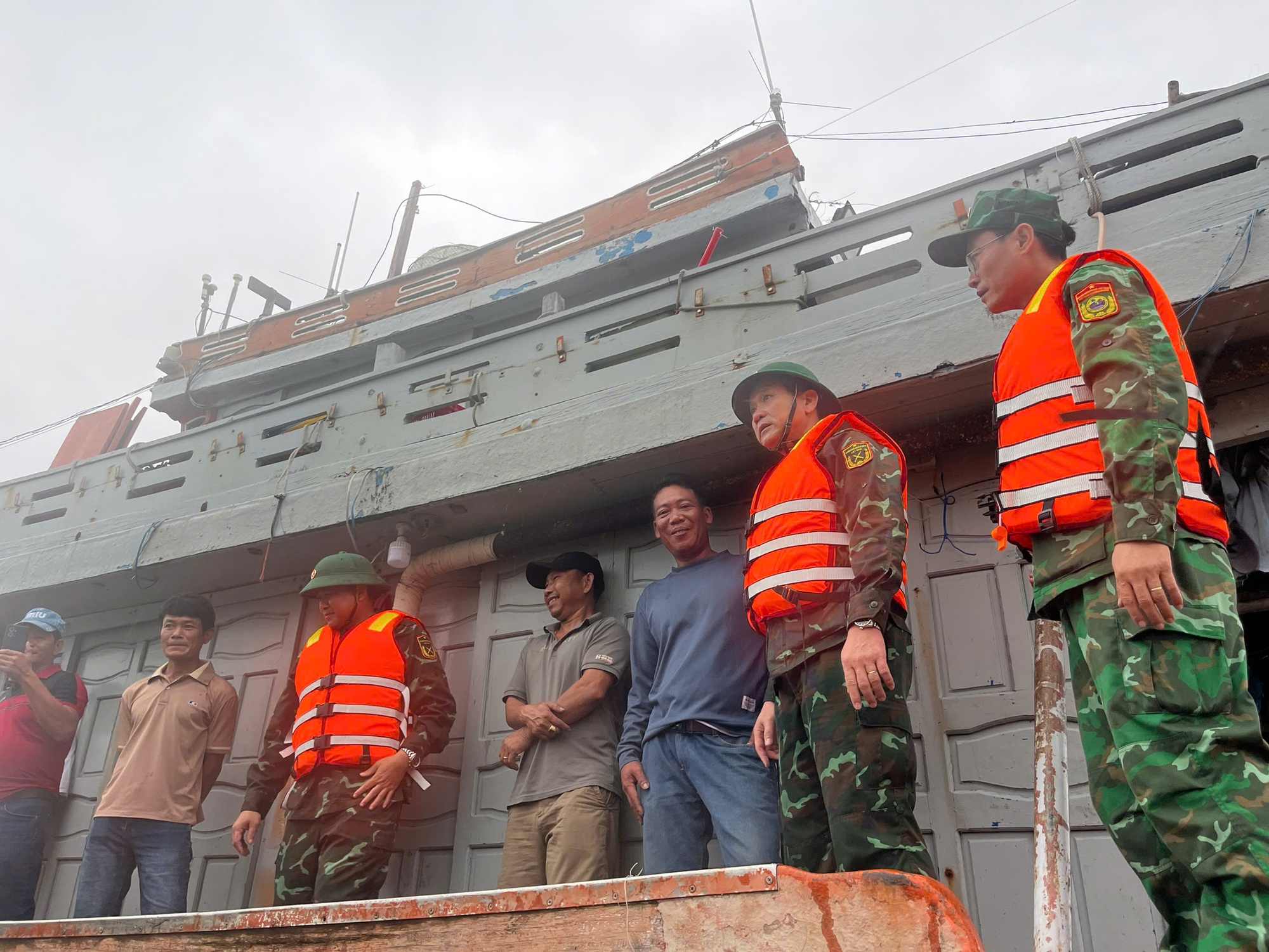 Chùm ảnh: Lực lượng vũ trang hỗ trợ các địa bàn trọng điểm ứng phó bão số 13- Ảnh 4. Chùm ảnh: Lực lượng vũ trang hỗ trợ các địa bàn trọng điểm ứng phó bão số 13- Ảnh 4.