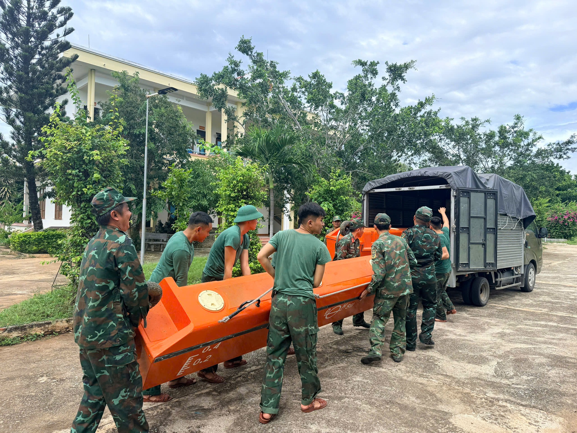 Chùm ảnh: Lực lượng vũ trang hỗ trợ các địa bàn trọng điểm ứng phó bão số 13- Ảnh 7. Chùm ảnh: Lực lượng vũ trang hỗ trợ các địa bàn trọng điểm ứng phó bão số 13- Ảnh 7.