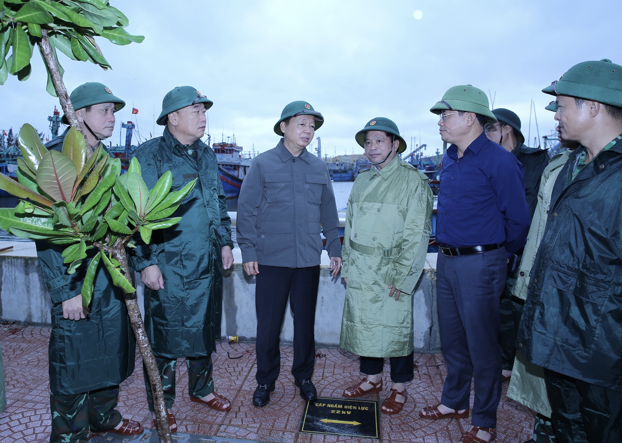 Ứng phó khẩn cấp với bão số 13: Mọi lực lượng phải trực chiến, mọi phương án phải sẵn sàng- Ảnh 2.