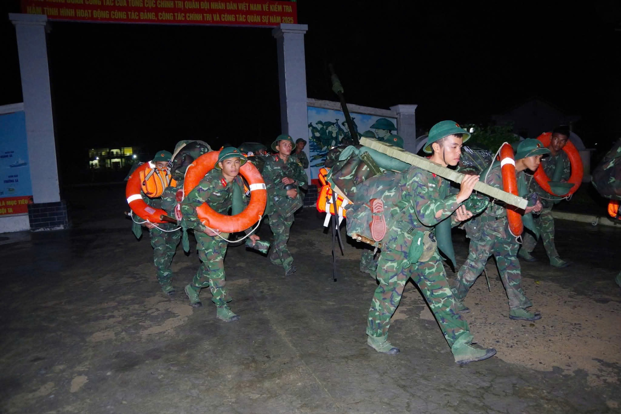Chùm ảnh: Lực lượng vũ trang hỗ trợ các địa bàn trọng điểm ứng phó bão số 13- Ảnh 15. Chùm ảnh: Lực lượng vũ trang hỗ trợ các địa bàn trọng điểm ứng phó bão số 13- Ảnh 15.