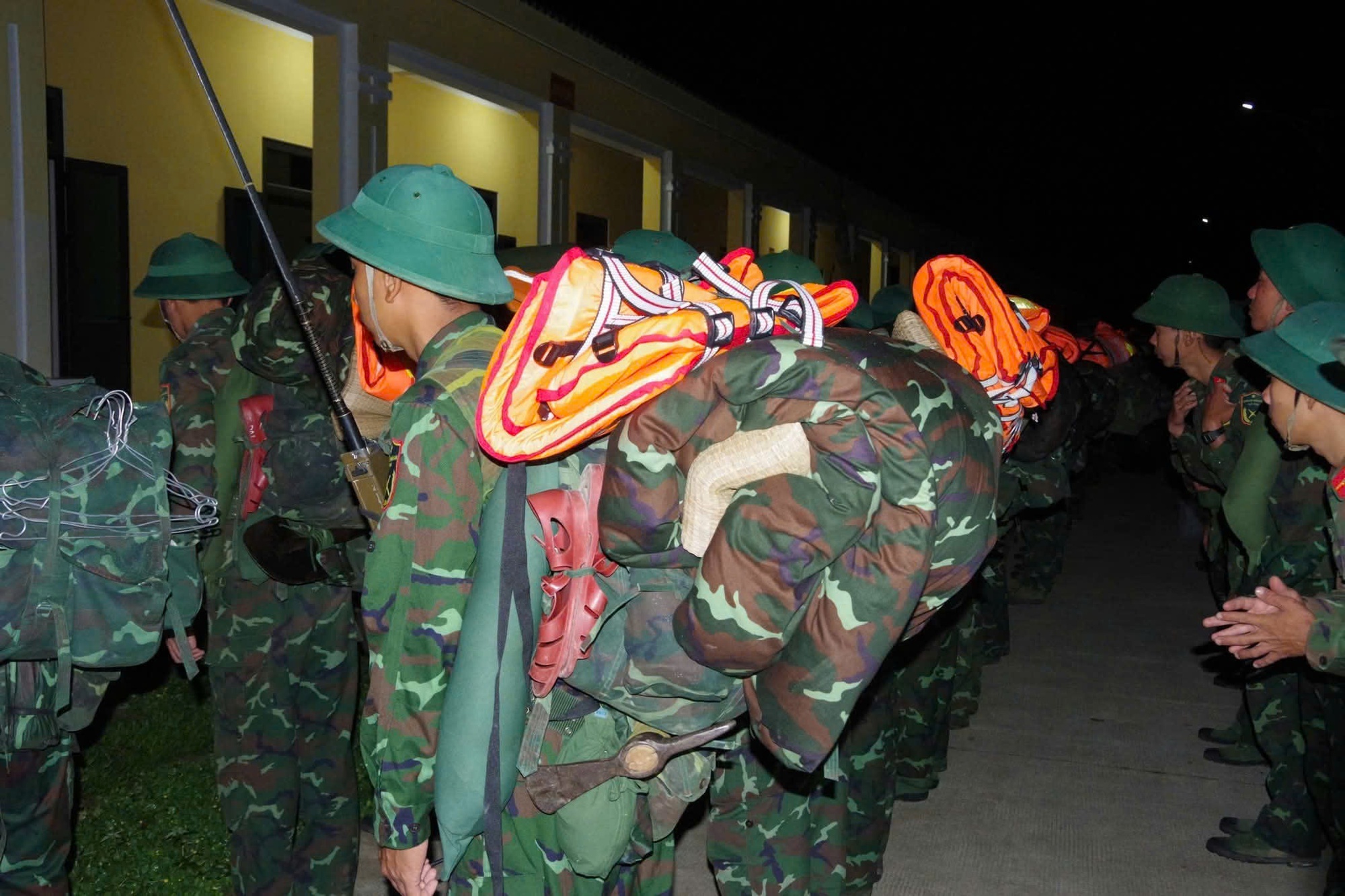 Chùm ảnh: Lực lượng vũ trang hỗ trợ các địa bàn trọng điểm ứng phó bão số 13- Ảnh 17. Chùm ảnh: Lực lượng vũ trang hỗ trợ các địa bàn trọng điểm ứng phó bão số 13- Ảnh 17.