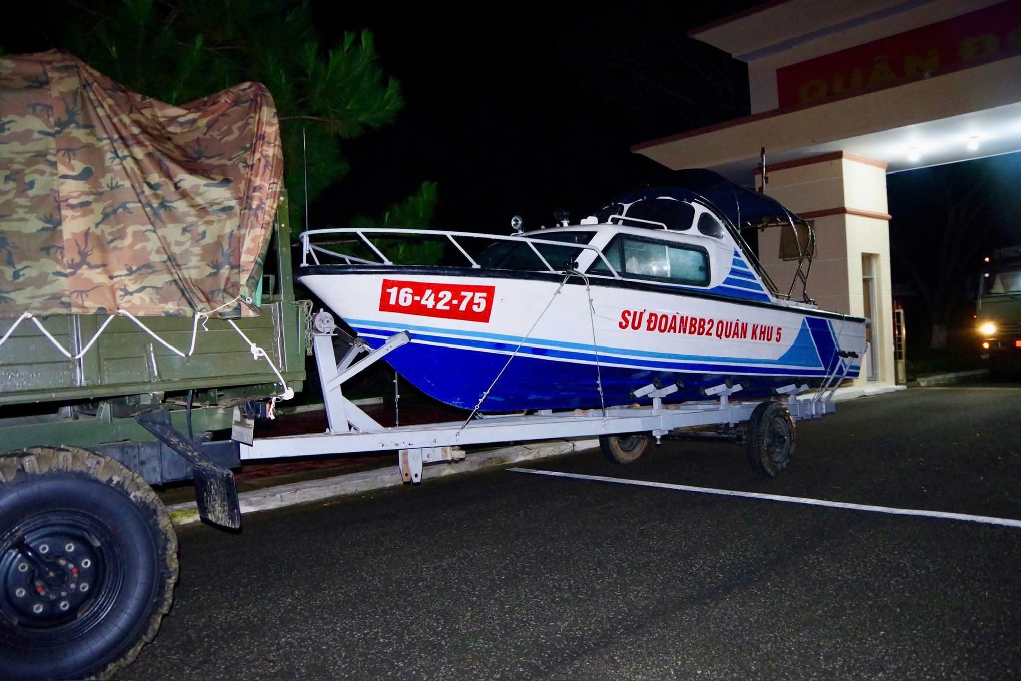 Chùm ảnh: Lực lượng vũ trang hỗ trợ các địa bàn trọng điểm ứng phó bão số 13- Ảnh 18. Chùm ảnh: Lực lượng vũ trang hỗ trợ các địa bàn trọng điểm ứng phó bão số 13- Ảnh 18.