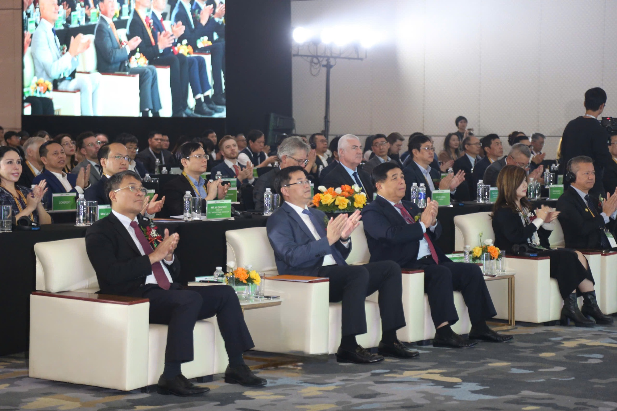 Khai mạc triển lãm quốc tế lớn nhất Việt Nam trong lĩnh vực bán dẫn- Ảnh 2. Khai mạc triển lãm quốc tế lớn nhất Việt Nam trong lĩnh vực bán dẫn- Ảnh 2.