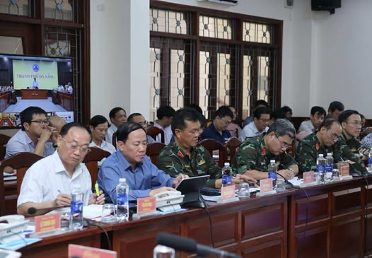 Khắc phục hậu quả bão số 13: Khẩn trương triển khai theo phương châm "bốn tại chỗ" rõ người, rõ việc, rõ địa bàn- Ảnh 5. Khắc phục hậu quả bão số 13: Khẩn trương triển khai theo phương châm "bốn tại chỗ" rõ người, rõ việc, rõ địa bàn- Ảnh 5.