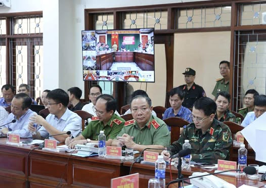Khắc phục hậu quả bão số 13: Khẩn trương triển khai theo phương châm "bốn tại chỗ" rõ người, rõ việc, rõ địa bàn- Ảnh 4. Khắc phục hậu quả bão số 13: Khẩn trương triển khai theo phương châm "bốn tại chỗ" rõ người, rõ việc, rõ địa bàn- Ảnh 4.