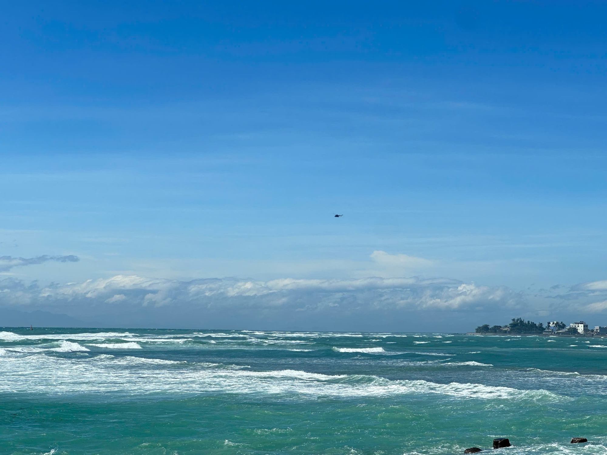 Điều trực thăng tìm kiếm 3 người mất tích trên biển Lý Sơn- Ảnh 1. Điều trực thăng tìm kiếm 3 người mất tích trên biển Lý Sơn- Ảnh 1.