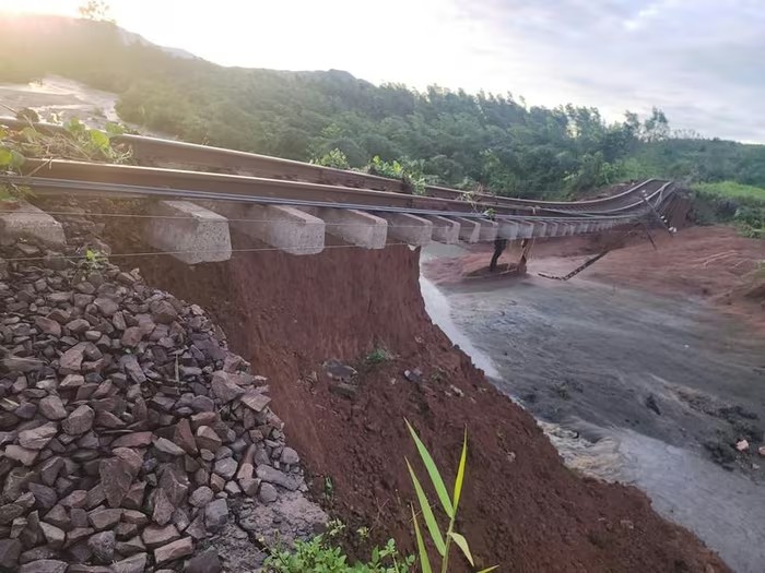 Đường sắt tê liệt, nhiều tuyến quốc lộ qua miền Trung-Tây Nguyên ngập nước- Ảnh 1. Đường sắt tê liệt, nhiều tuyến quốc lộ qua miền Trung-Tây Nguyên ngập nước- Ảnh 1.