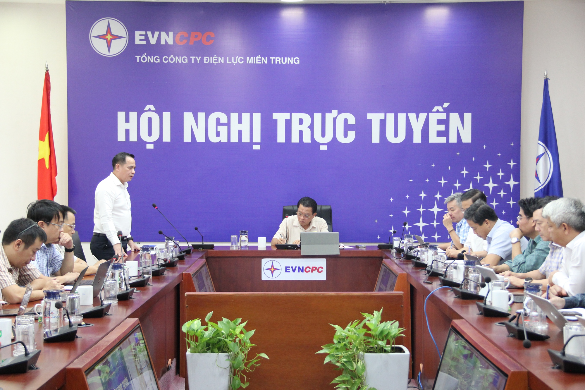 EVNCPC huy động hơn 1.300 nhân lực khẩn trương khôi phục cấp điện sau bão số 13- Ảnh 1.