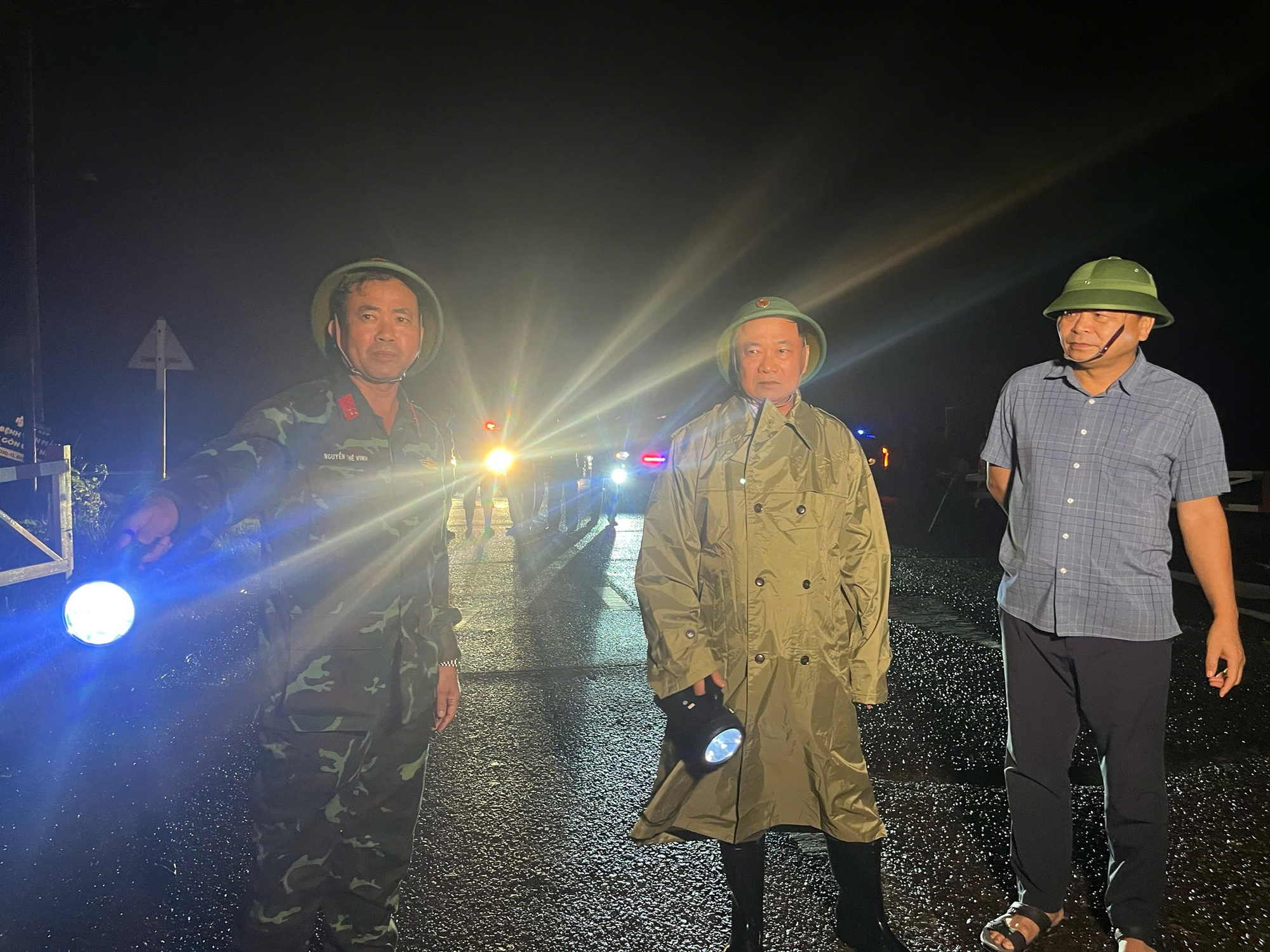 Lực lượng vũ trang đã cứu nhiều người dân bị cô lập sau bão số 13- Ảnh 1. Lực lượng vũ trang đã cứu nhiều người dân bị cô lập sau bão số 13- Ảnh 1.