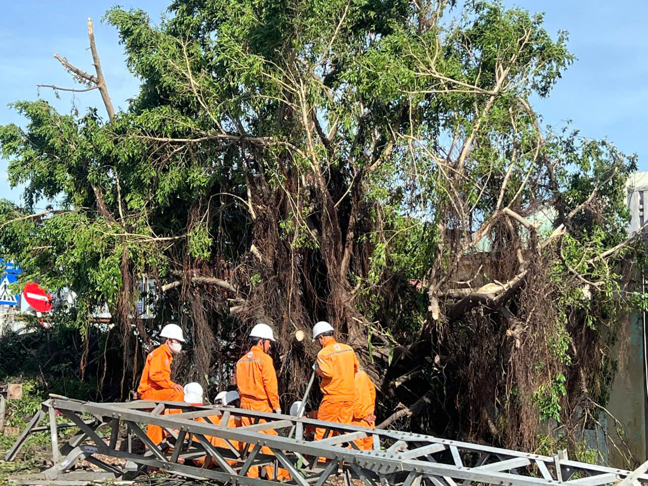 Hơn 1,6 triệu khách hàng bị mất điện do ảnh hưởng của bão số 13- Ảnh 5.