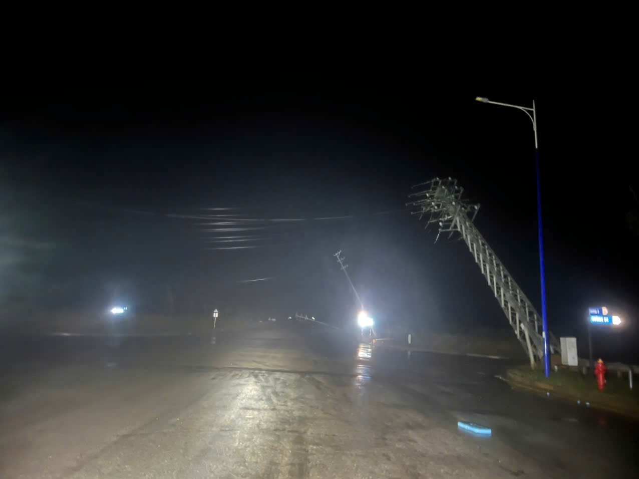 Hơn 1,6 triệu khách hàng bị mất điện do ảnh hưởng của bão số 13- Ảnh 2.