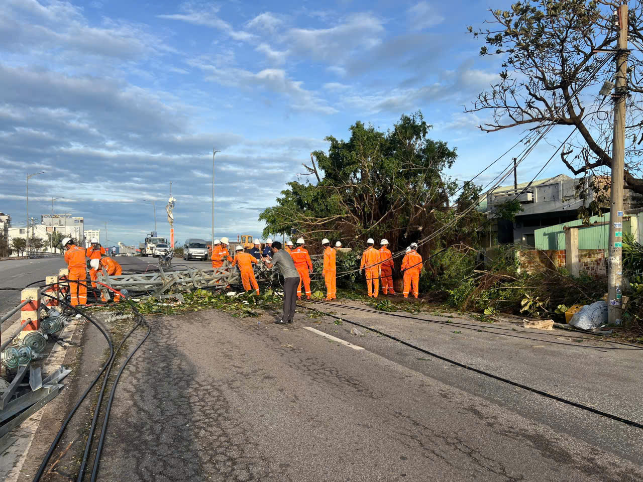 Hơn 1,6 triệu khách hàng bị mất điện do ảnh hưởng của bão số 13- Ảnh 4.