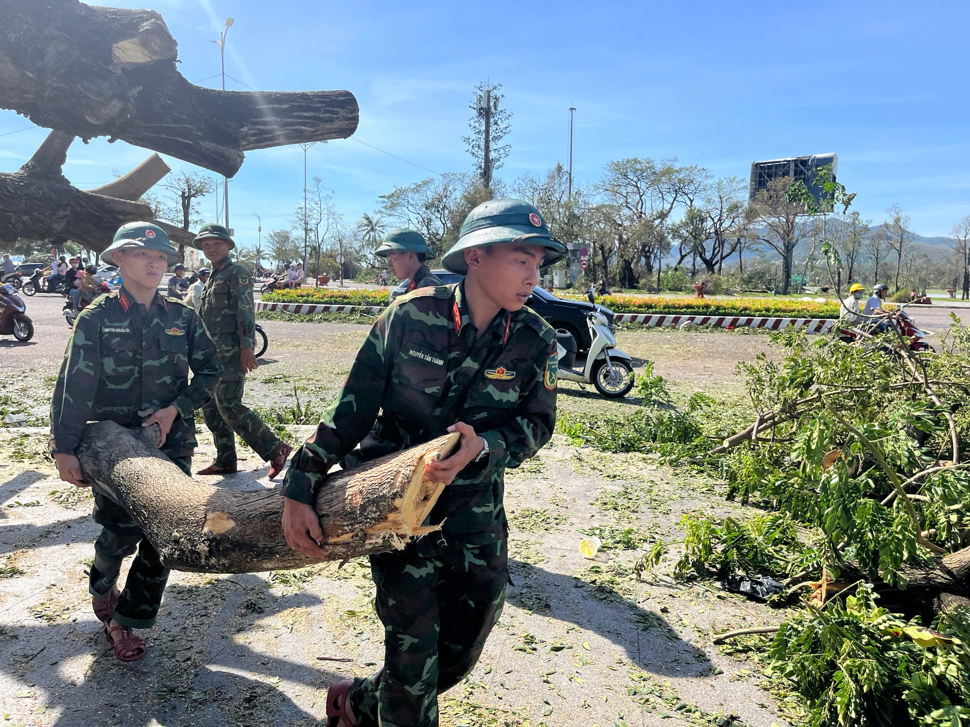 Quân khu 5 nhanh chóng hỗ trợ người dân khắc phục hậu quả bão số 13- Ảnh 3.