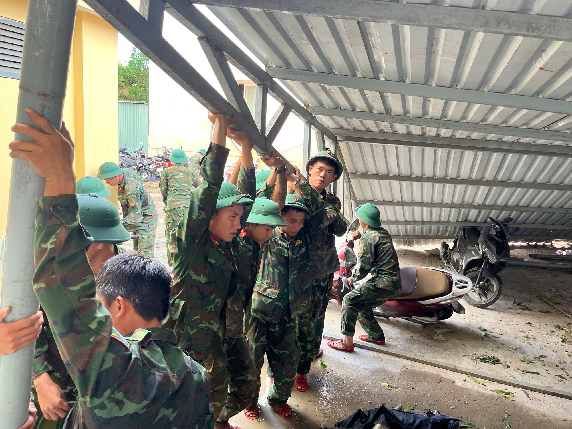 Gia Lai: Ước tính ban đầu thiệt hại hơn 5.000 tỷ đồng do bão số 13- Ảnh 1. Gia Lai: Ước tính ban đầu thiệt hại hơn 5.000 tỷ đồng do bão số 13- Ảnh 1.