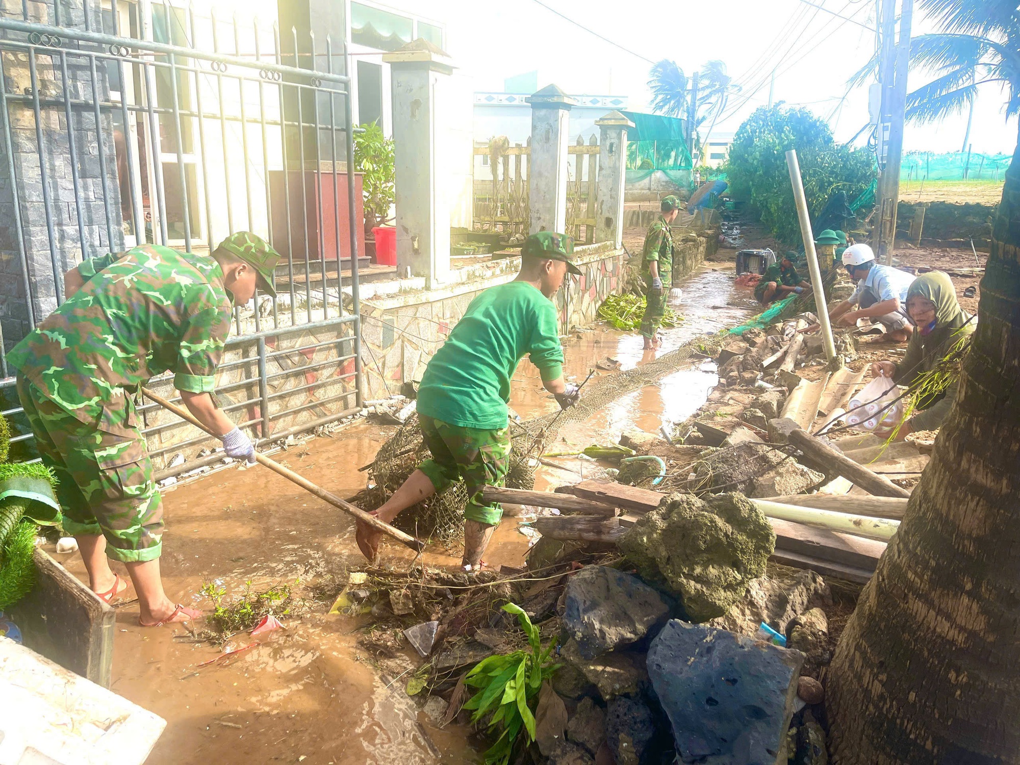 Quân khu 5 nhanh chóng hỗ trợ người dân khắc phục hậu quả bão số 13- Ảnh 10.