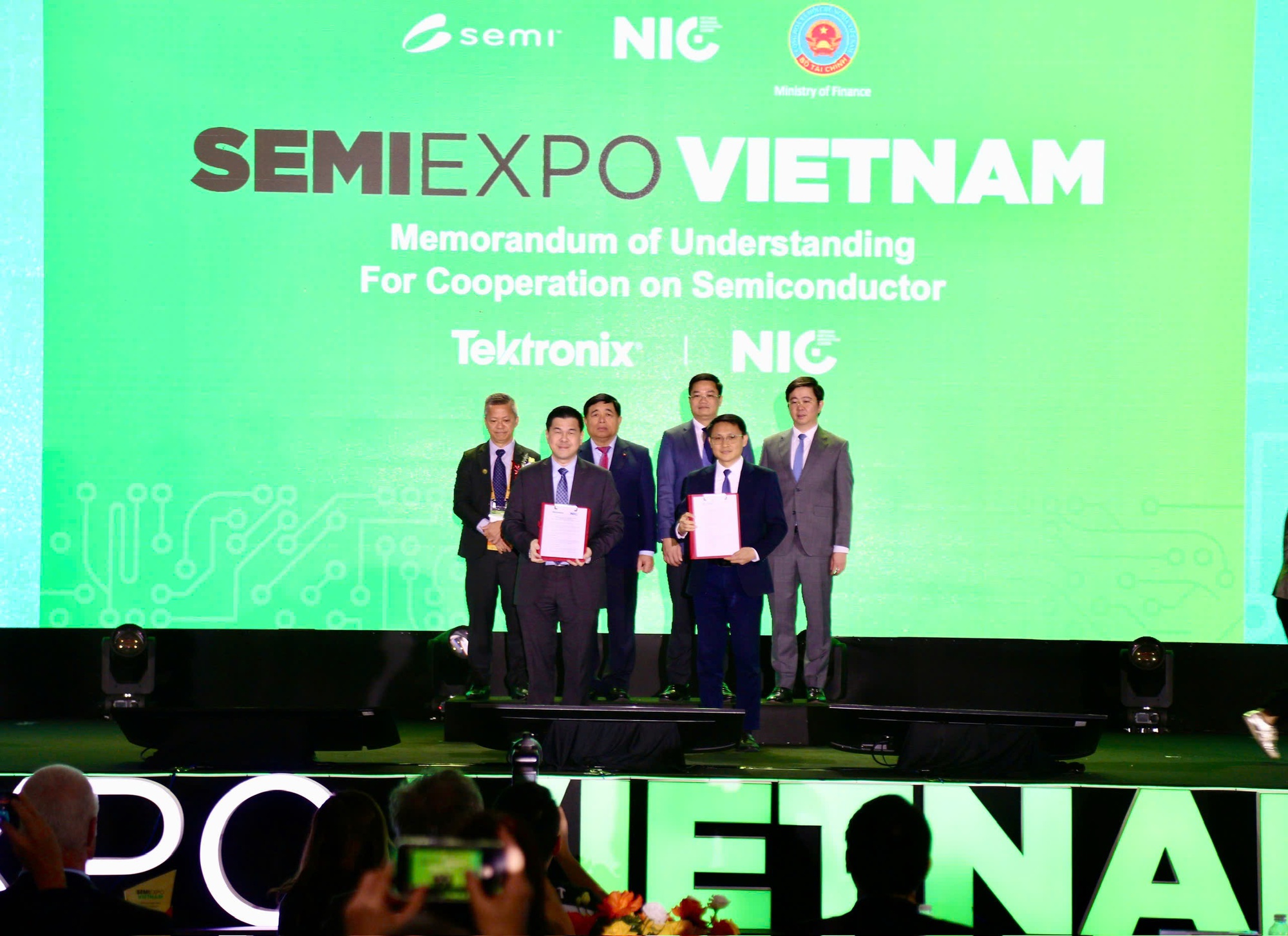 SEMIExpo Việt Nam 2025: Biểu tượng cho tinh thần hợp tác, sáng tạo và khát vọng vươn lên của Việt Nam- Ảnh 4. SEMIExpo Việt Nam 2025: Biểu tượng cho tinh thần hợp tác, sáng tạo và khát vọng vươn lên của Việt Nam- Ảnh 4.