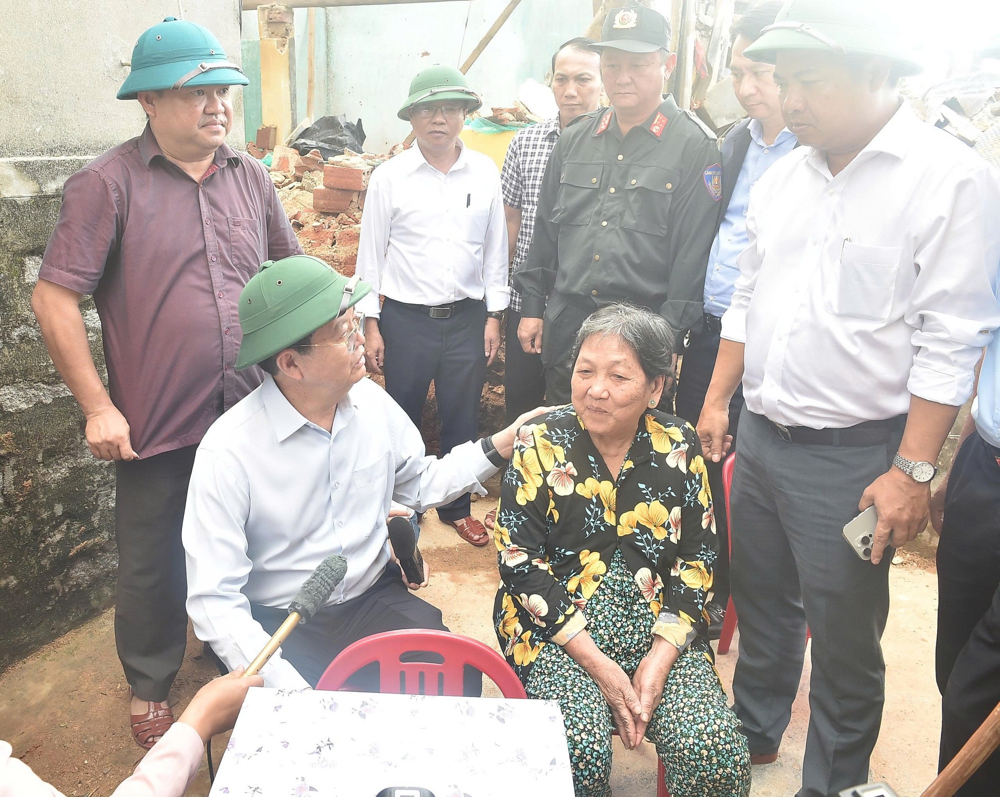 Phó Thủ tướng Mai Văn Chính thăm hỏi, động viên người dân bị thiệt hại do bão số 13 tại Đắk Lắk- Ảnh 2. Phó Thủ tướng Mai Văn Chính thăm hỏi, động viên người dân bị thiệt hại do bão số 13 tại Đắk Lắk- Ảnh 2.