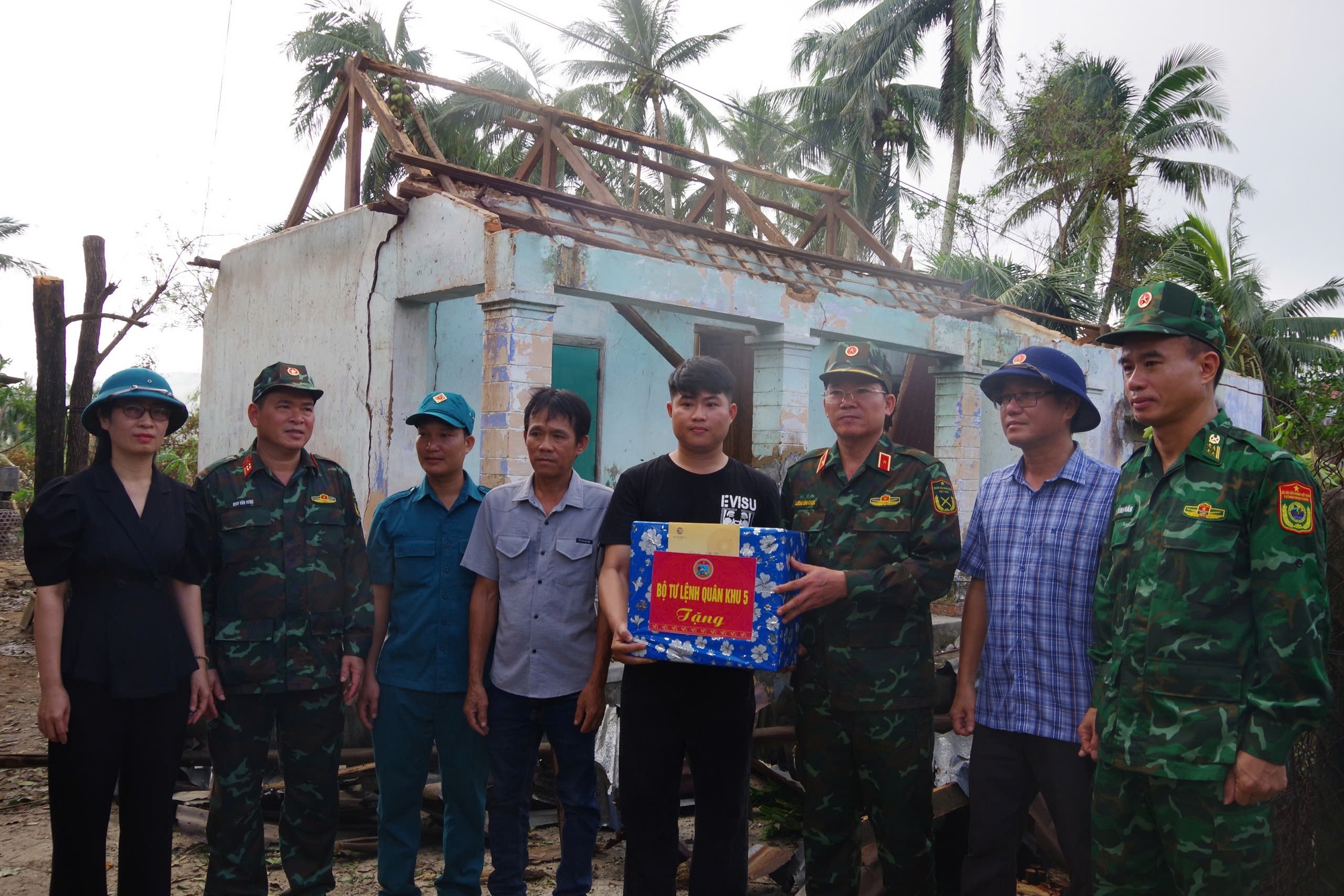 Chính ủy Quân khu 5 thăm, động viên người dân bị thiệt hại do bão số 13- Ảnh 1.