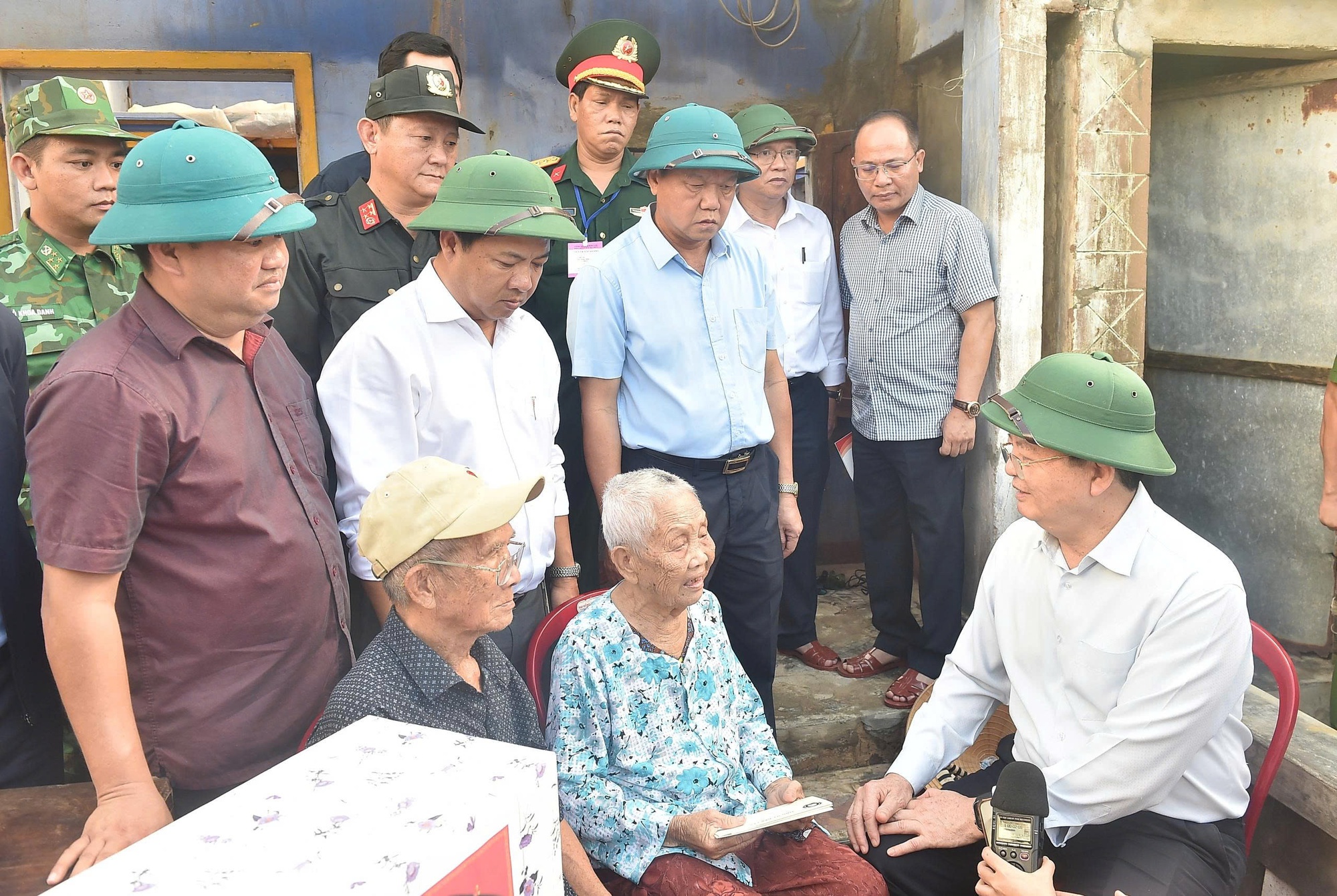 Phó Thủ tướng Mai Văn Chính thăm hỏi, động viên người dân bị thiệt hại do bão số 13 tại Đắk Lắk- Ảnh 1. Phó Thủ tướng Mai Văn Chính thăm hỏi, động viên người dân bị thiệt hại do bão số 13 tại Đắk Lắk- Ảnh 1.