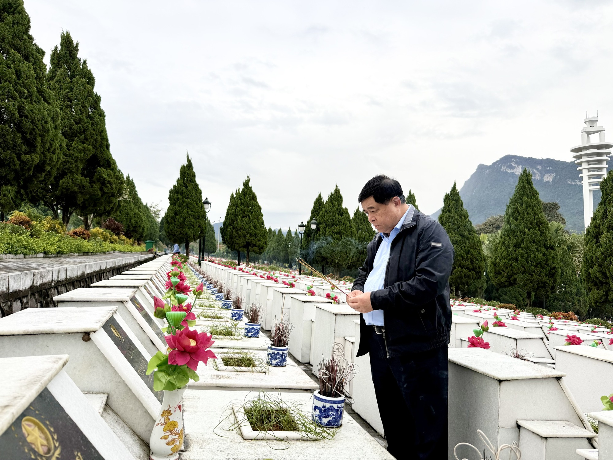 Phó Thủ tướng Nguyễn Chí Dũng dâng hương tưởng nhớ các liệt sĩ tại nghĩa trang Vị Xuyên- Ảnh 2.