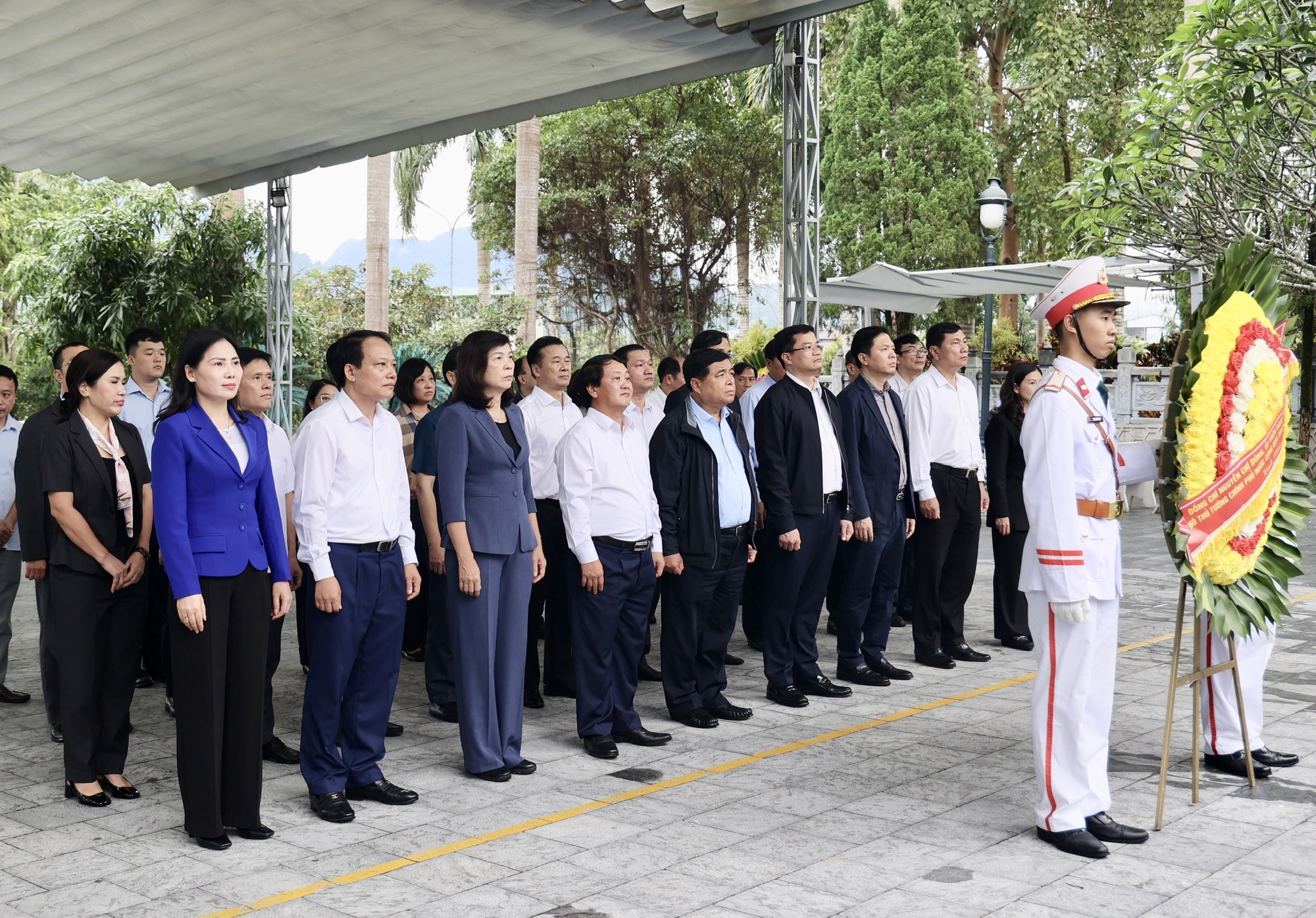Phó Thủ tướng Nguyễn Chí Dũng dâng hương tưởng nhớ các liệt sĩ tại nghĩa trang Vị Xuyên- Ảnh 1.
