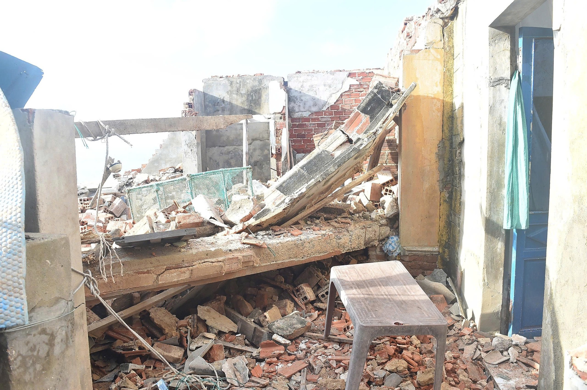 Phó Thủ tướng Mai Văn Chính thăm hỏi, động viên người dân bị thiệt hại do bão số 13 tại Đắk Lắk- Ảnh 3. Phó Thủ tướng Mai Văn Chính thăm hỏi, động viên người dân bị thiệt hại do bão số 13 tại Đắk Lắk- Ảnh 3.