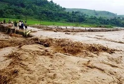 Khẩn trương khắc phục hậu quả của bão số 13; sẵn sàng ứng phó mưa lũ những ngày tới- Ảnh 1. Khẩn trương khắc phục hậu quả của bão số 13; sẵn sàng ứng phó mưa lũ những ngày tới- Ảnh 1.