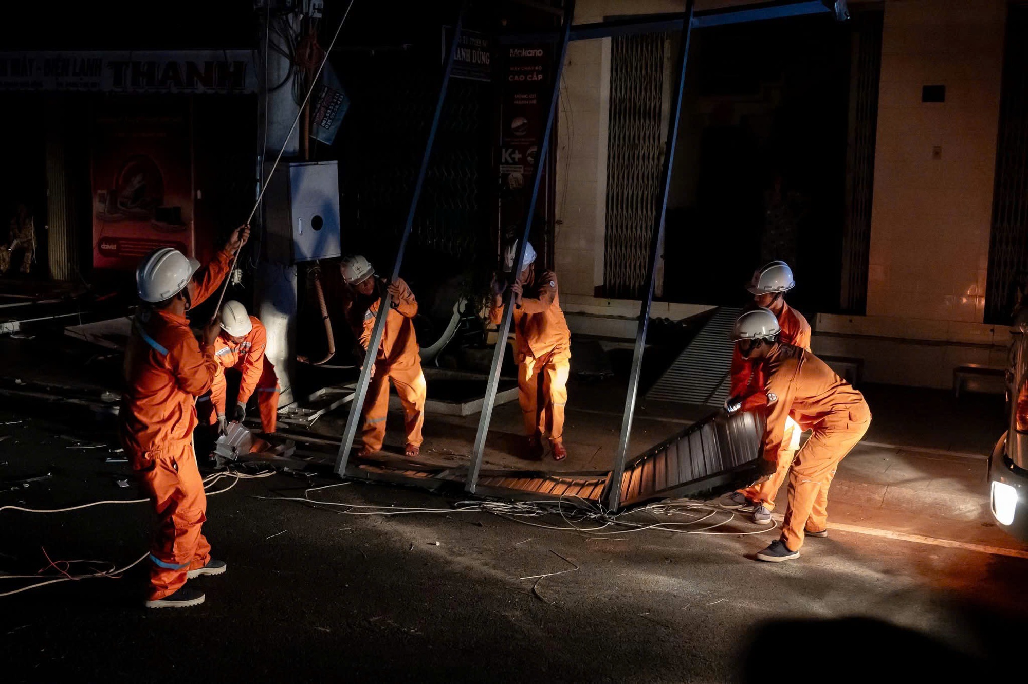 Hơn 1,12 triệu khách hàng đã được khôi phục cấp điện sau bão Kalmaegi- Ảnh 2.