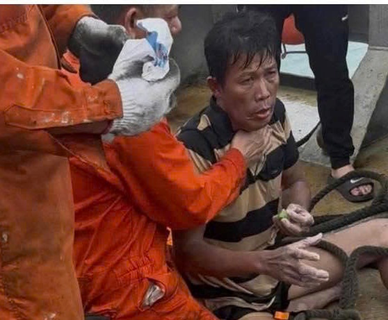 Một trong ba người mất tích ở Lý Sơn được tàu hàng cứu sống- Ảnh 1.