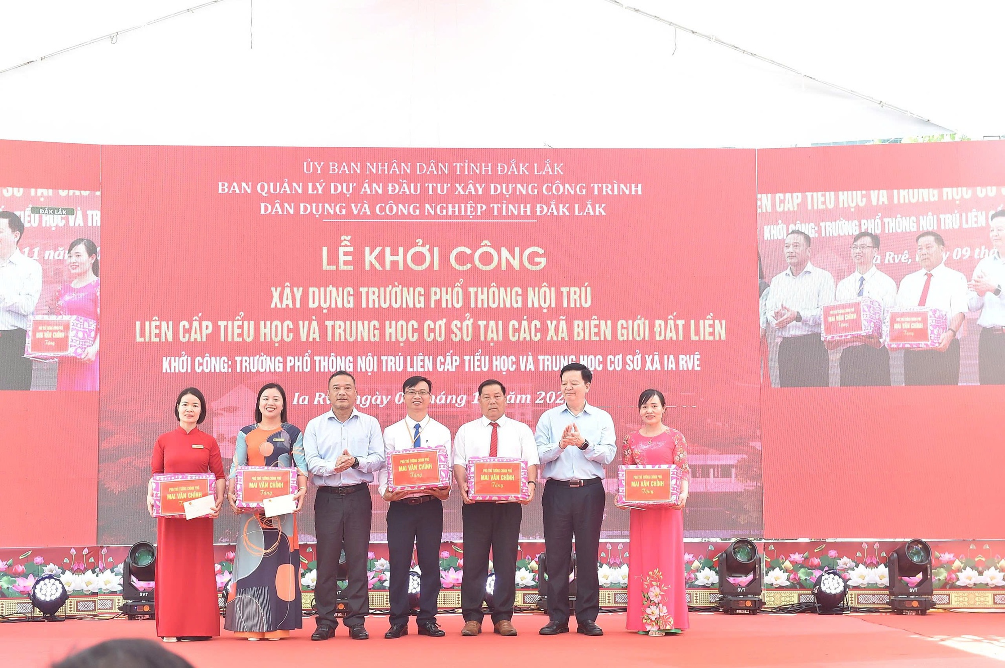 Phó Thủ tướng Mai Văn Chính dự lễ khởi công xây dựng Trường Phổ thông nội trú liên cấp TH-THCS xã Ia Rvê, Đắk Lắk- Ảnh 4.