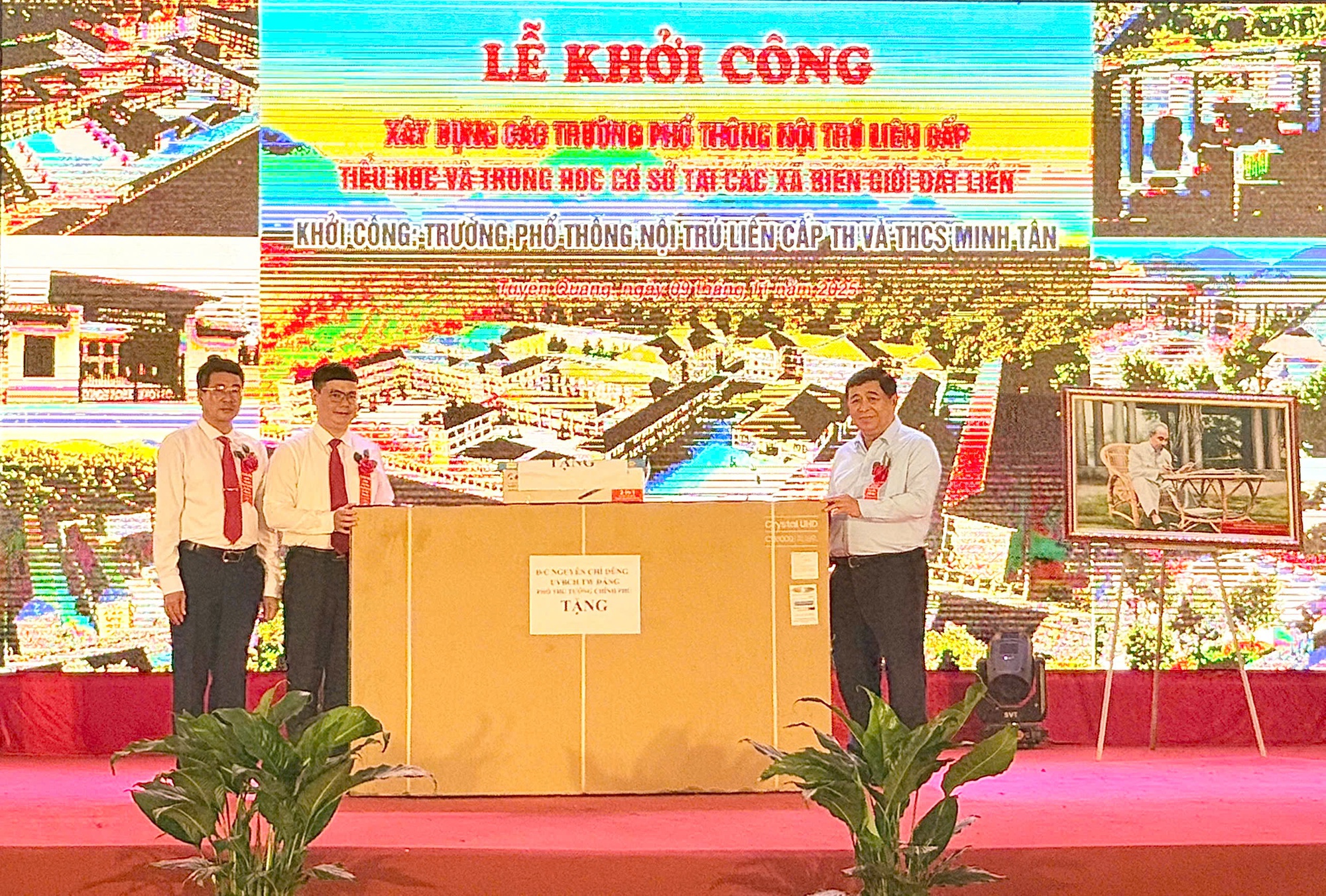 Phó Thủ tướng Nguyễn Chí Dũng dự Lễ Khởi công xây trường học tại xã biên giới tỉnh Tuyên Quang- Ảnh 5.