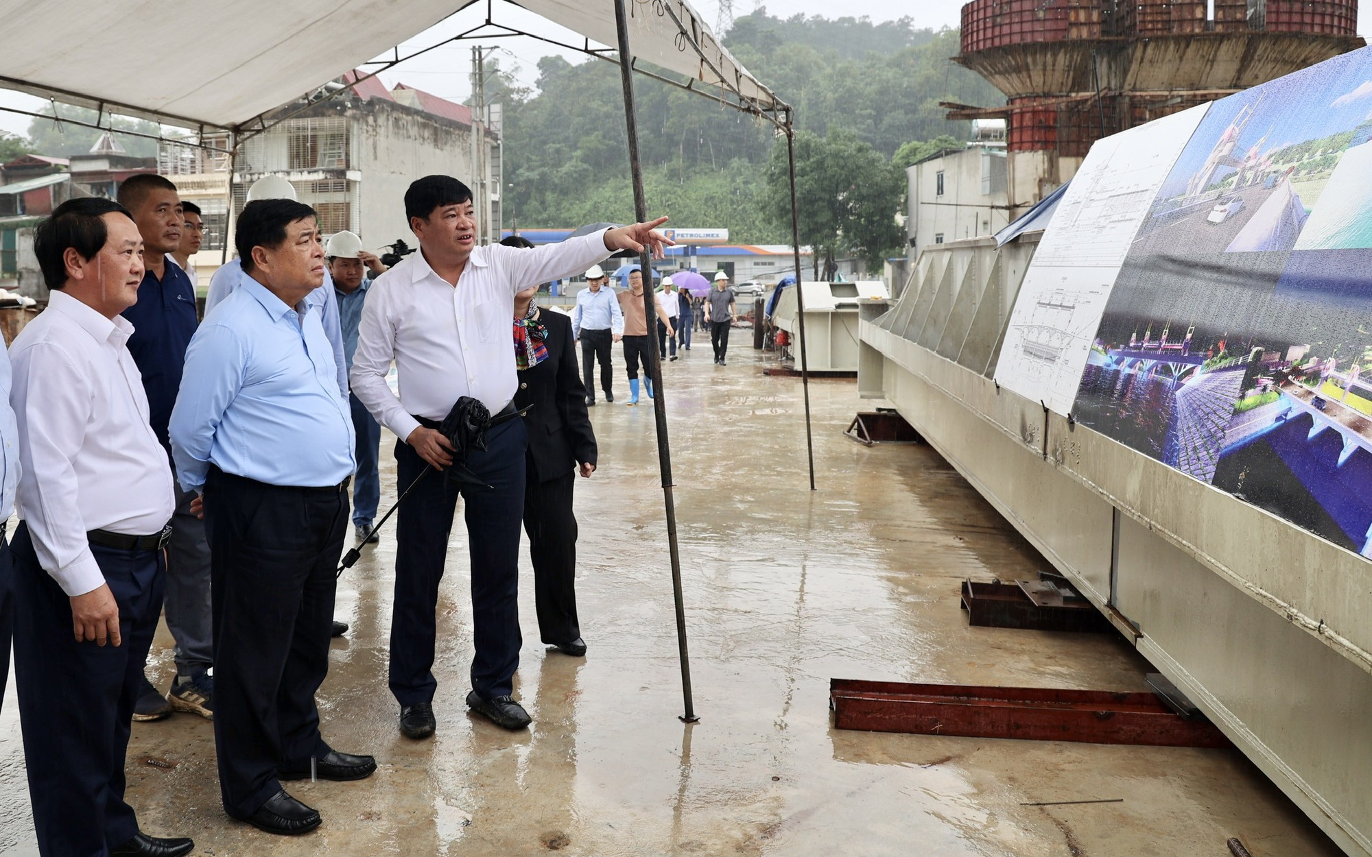 Phó Thủ tướng Nguyễn Chí Dũng kiểm tra thực tế tuyến cao tốc Tuyên Quang - Hà Giang