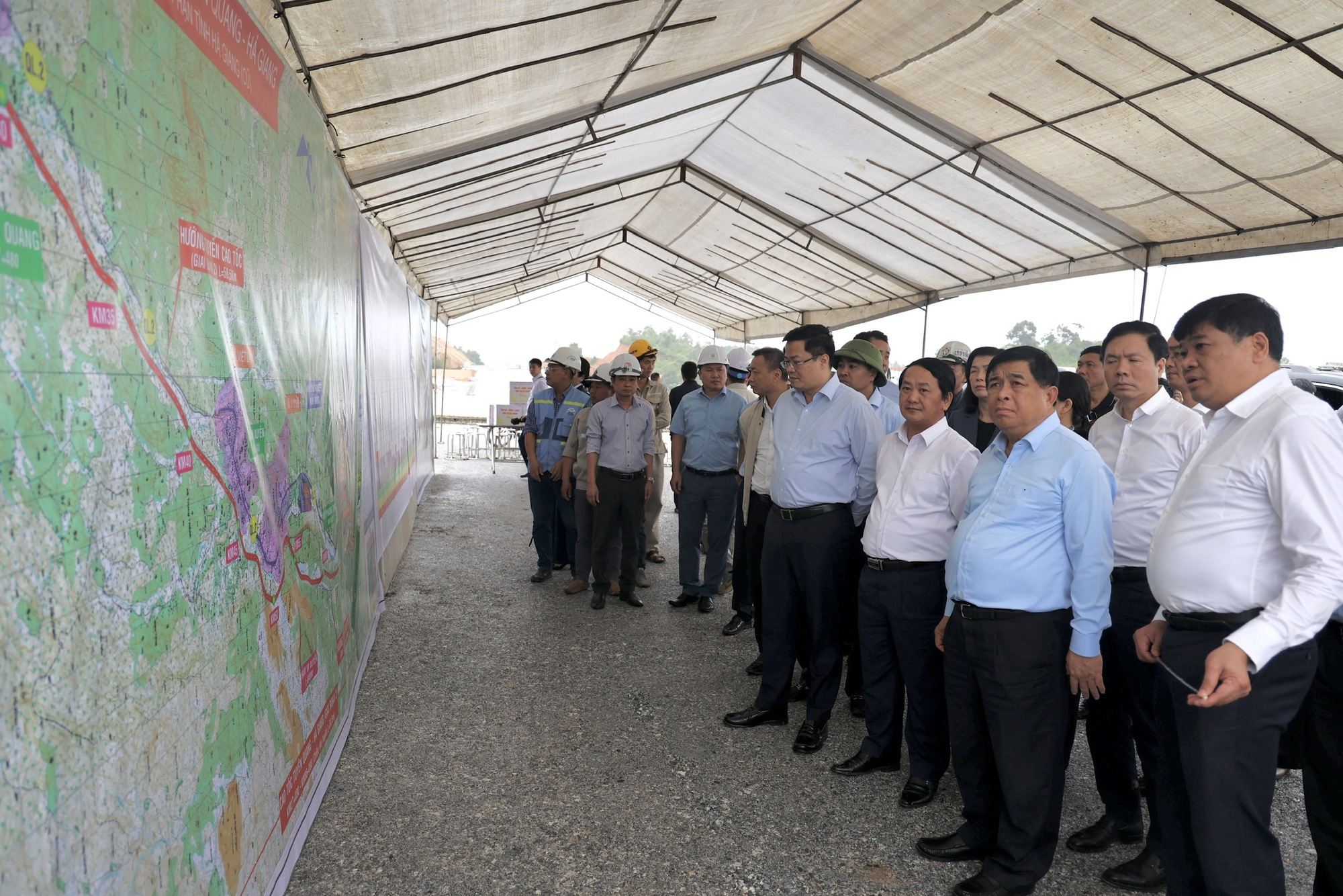 Phó Thủ tướng Nguyễn Chí Dũng kiểm tra thực tế tuyến cao tốc Tuyên Quang - Hà Giang- Ảnh 1. Phó Thủ tướng Nguyễn Chí Dũng kiểm tra thực tế tuyến cao tốc Tuyên Quang - Hà Giang- Ảnh 1.