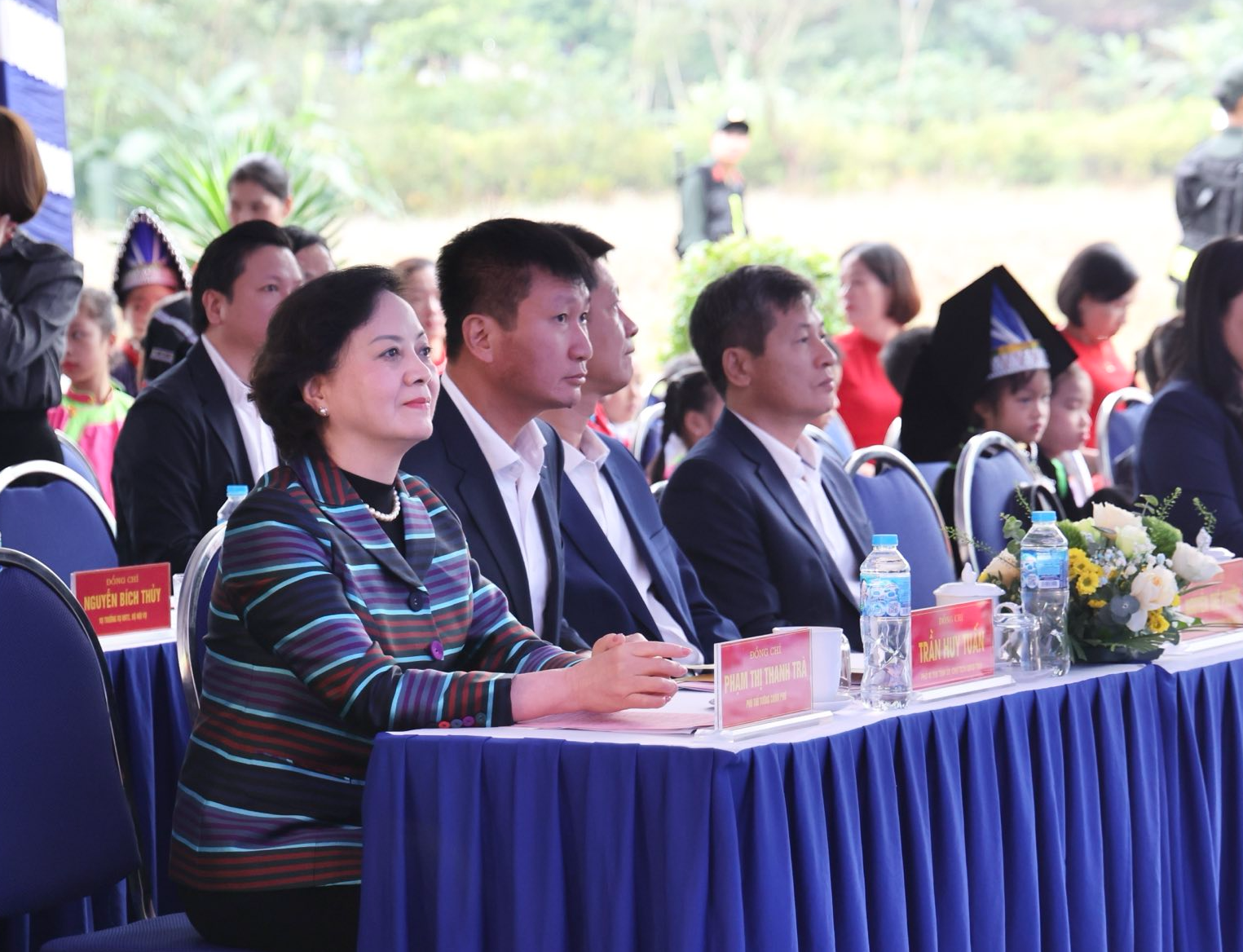 Phó Thủ tướng Phạm Thị Thanh Trà dự lễ khởi công 4 trường nội trú biên giới Lào Cai, tặng quà học sinh khó khăn- Ảnh 2.