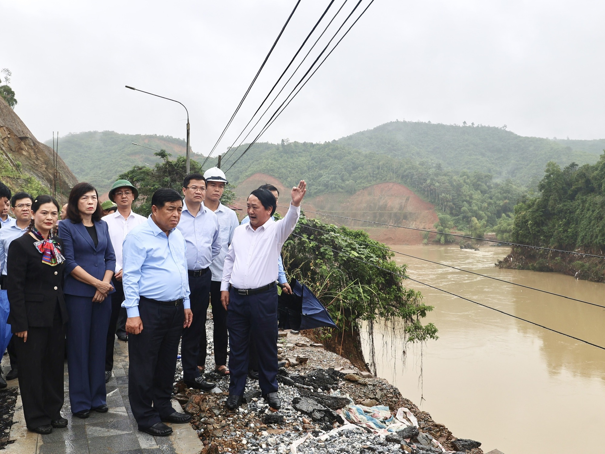 Phó Thủ tướng Nguyễn Chí Dũng kiểm tra thực tế tuyến cao tốc Tuyên Quang - Hà Giang- Ảnh 3. Phó Thủ tướng Nguyễn Chí Dũng kiểm tra thực tế tuyến cao tốc Tuyên Quang - Hà Giang- Ảnh 3.
