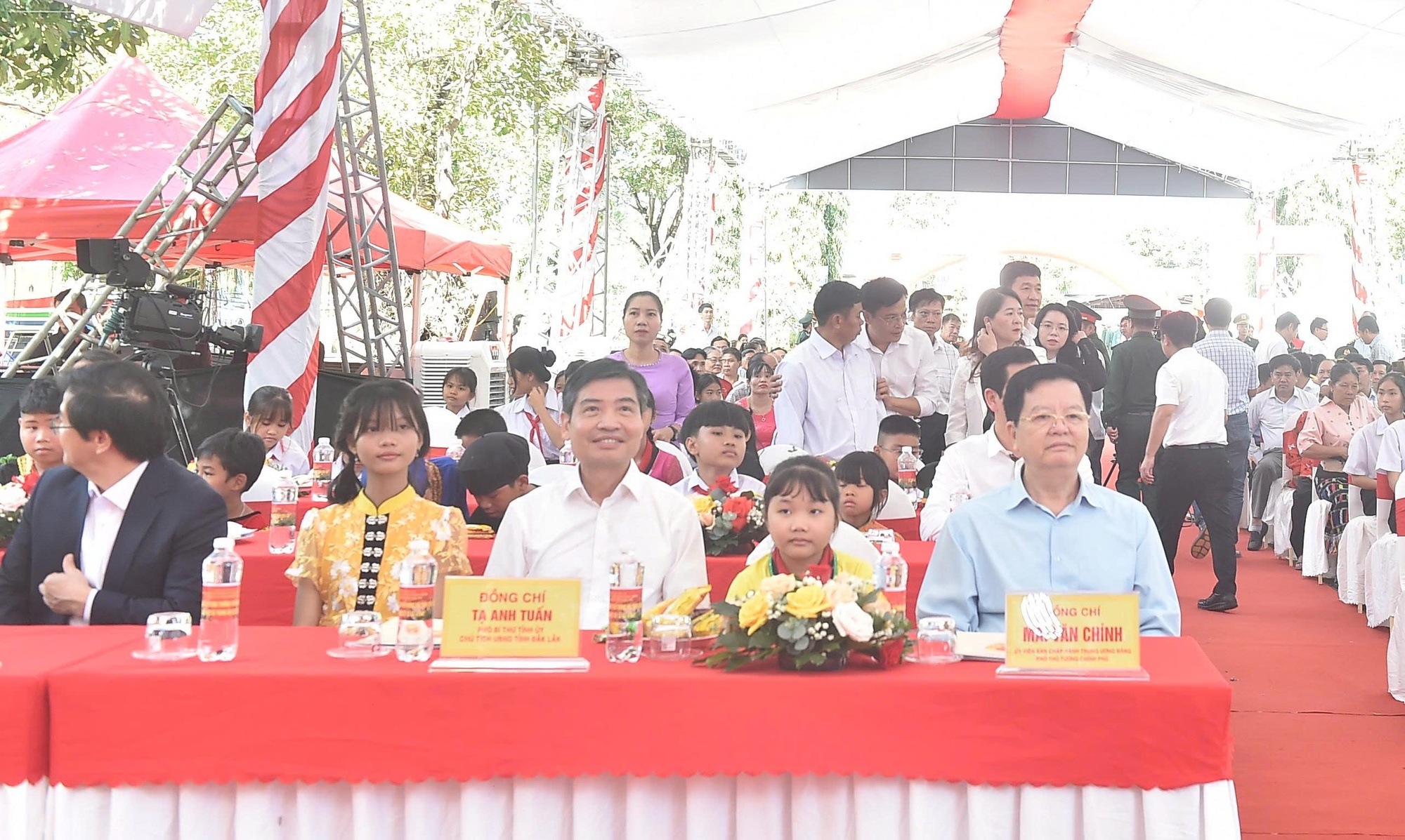 Phó Thủ tướng Mai Văn Chính dự lễ khởi công xây dựng Trường Phổ thông nội trú liên cấp TH-THCS xã Ia Rvê, Đắk Lắk- Ảnh 1.