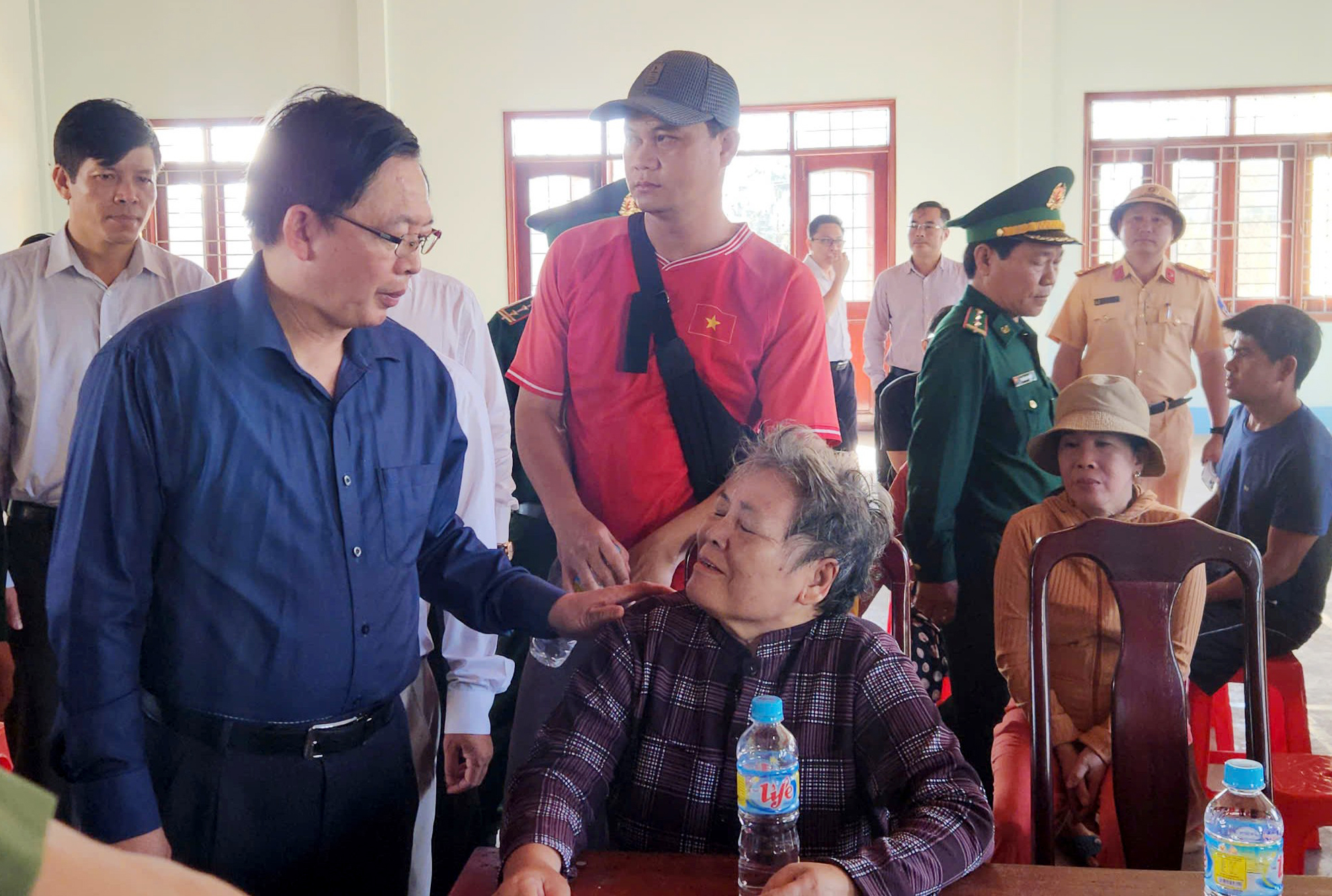 Phó Thủ tướng Hồ Quốc Dũng thăm, tặng quà người dân Gia Lai bị ảnh hưởng do bão số 13- Ảnh 1. Phó Thủ tướng Hồ Quốc Dũng thăm, tặng quà người dân Gia Lai bị ảnh hưởng do bão số 13- Ảnh 1.