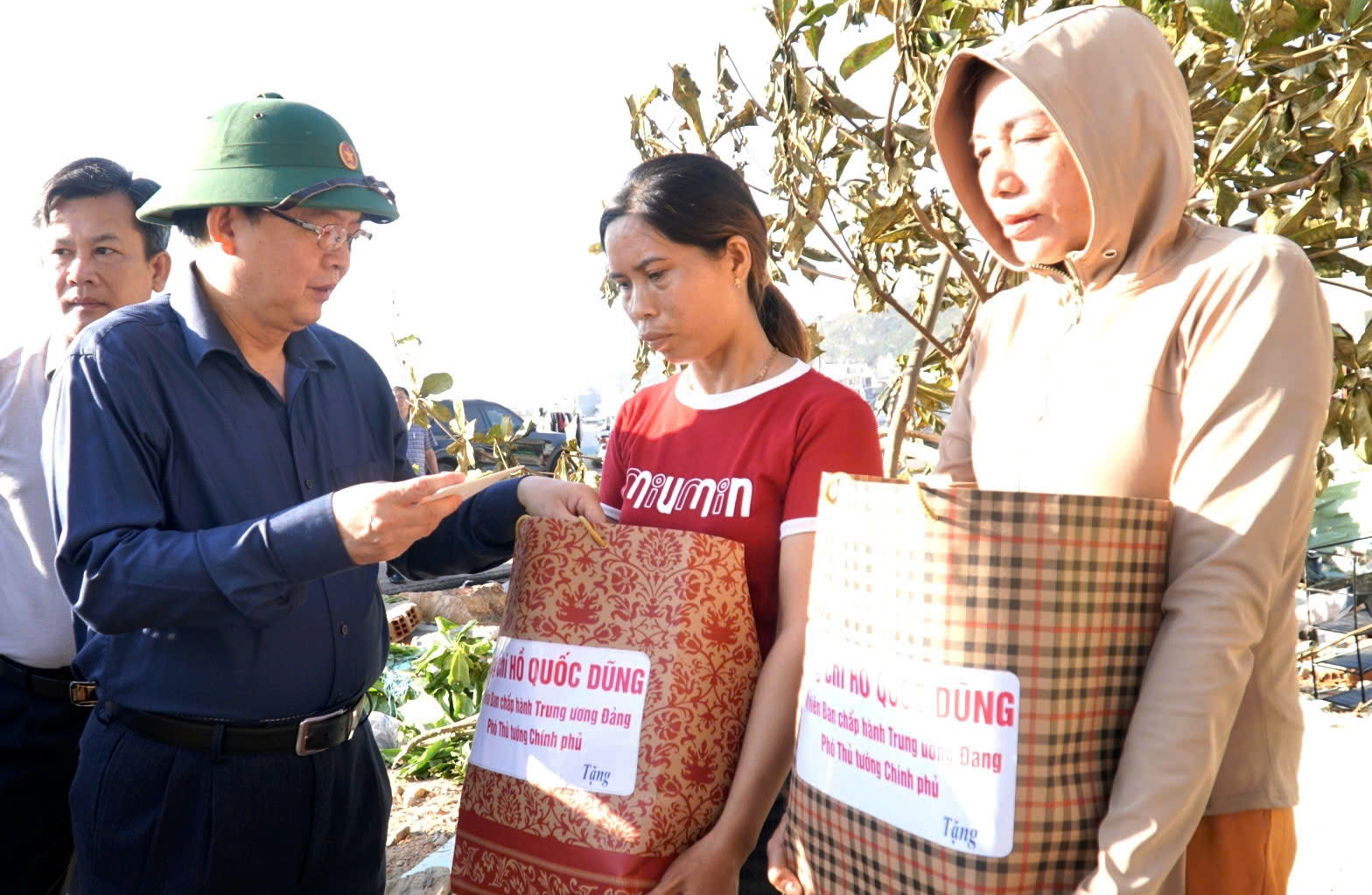 Phó Thủ tướng Hồ Quốc Dũng thăm, tặng quà người dân Gia Lai bị ảnh hưởng do bão số 13- Ảnh 2. Phó Thủ tướng Hồ Quốc Dũng thăm, tặng quà người dân Gia Lai bị ảnh hưởng do bão số 13- Ảnh 2.