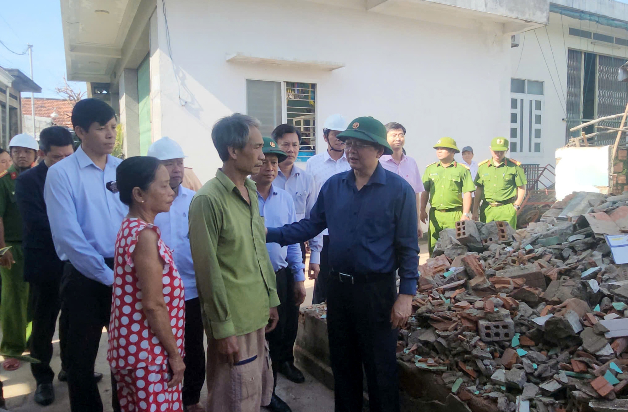 Phó Thủ tướng Hồ Quốc Dũng thăm, tặng quà người dân Gia Lai bị ảnh hưởng do bão số 13- Ảnh 3. Phó Thủ tướng Hồ Quốc Dũng thăm, tặng quà người dân Gia Lai bị ảnh hưởng do bão số 13- Ảnh 3.