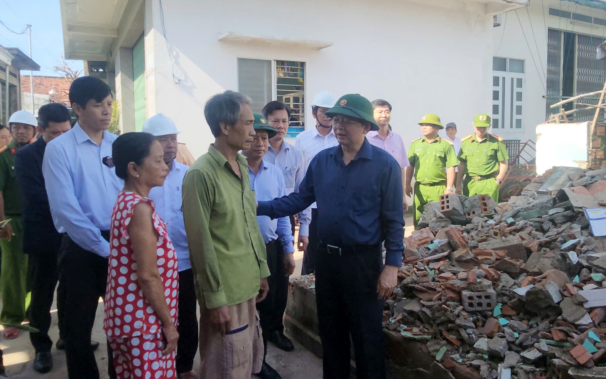 Phó Thủ tướng Hồ Quốc Dũng thăm, tặng quà người dân Gia Lai bị ảnh hưởng do bão số 13